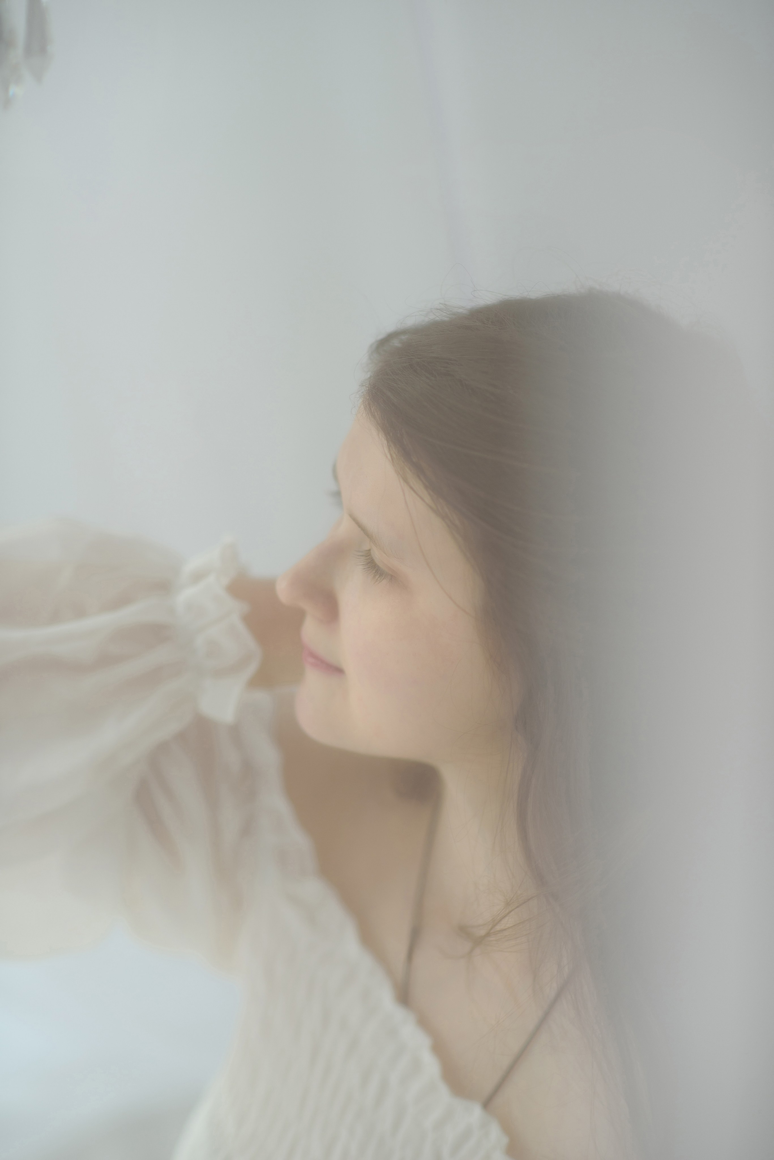 Воздушная фотосессия в иркутске в белых тонах в белом платье