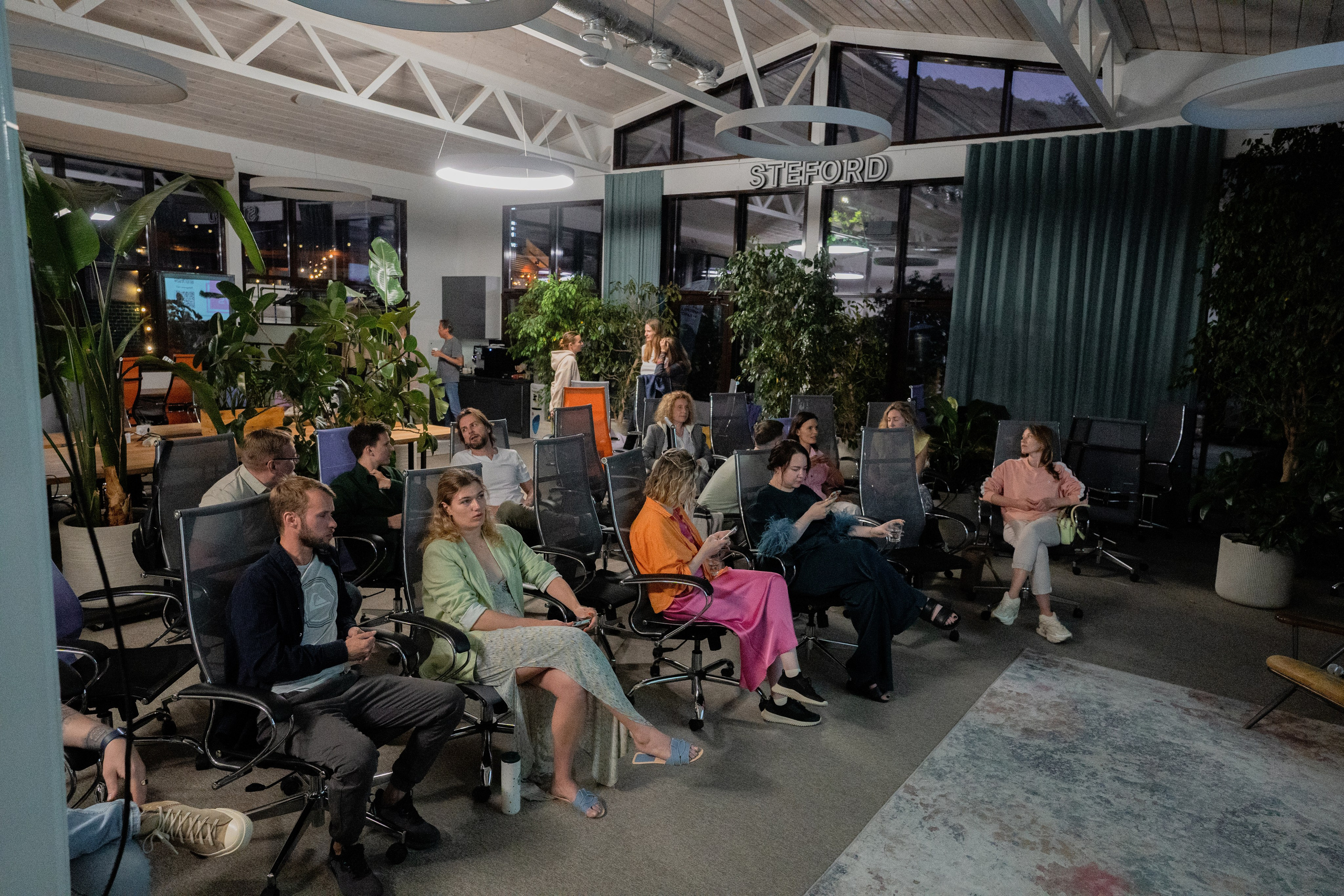 Общее фото участников бизнес встречи в  Stanford 