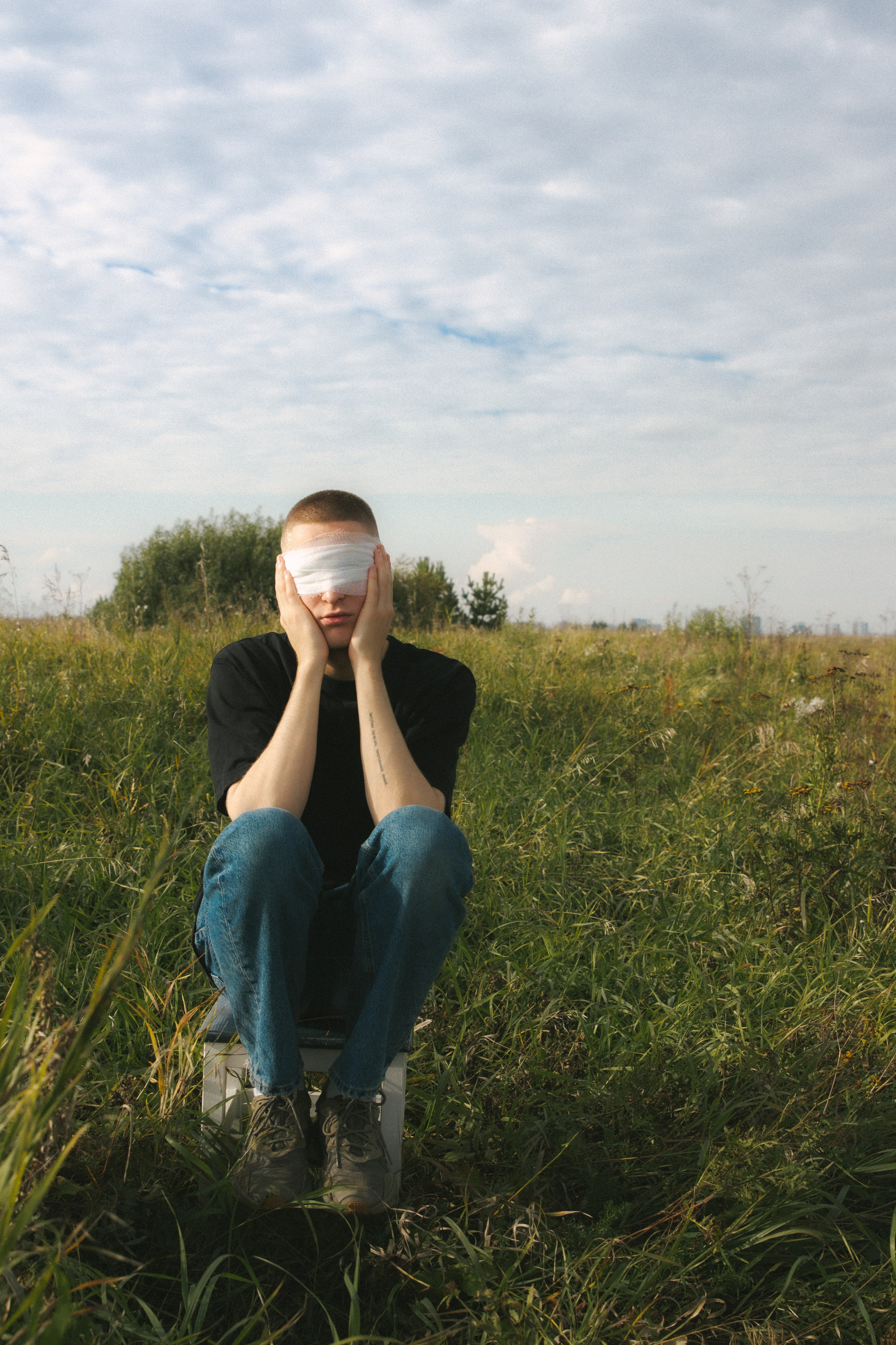 Никита в поле. Фотограф Настя Булочка Екатеринубрг