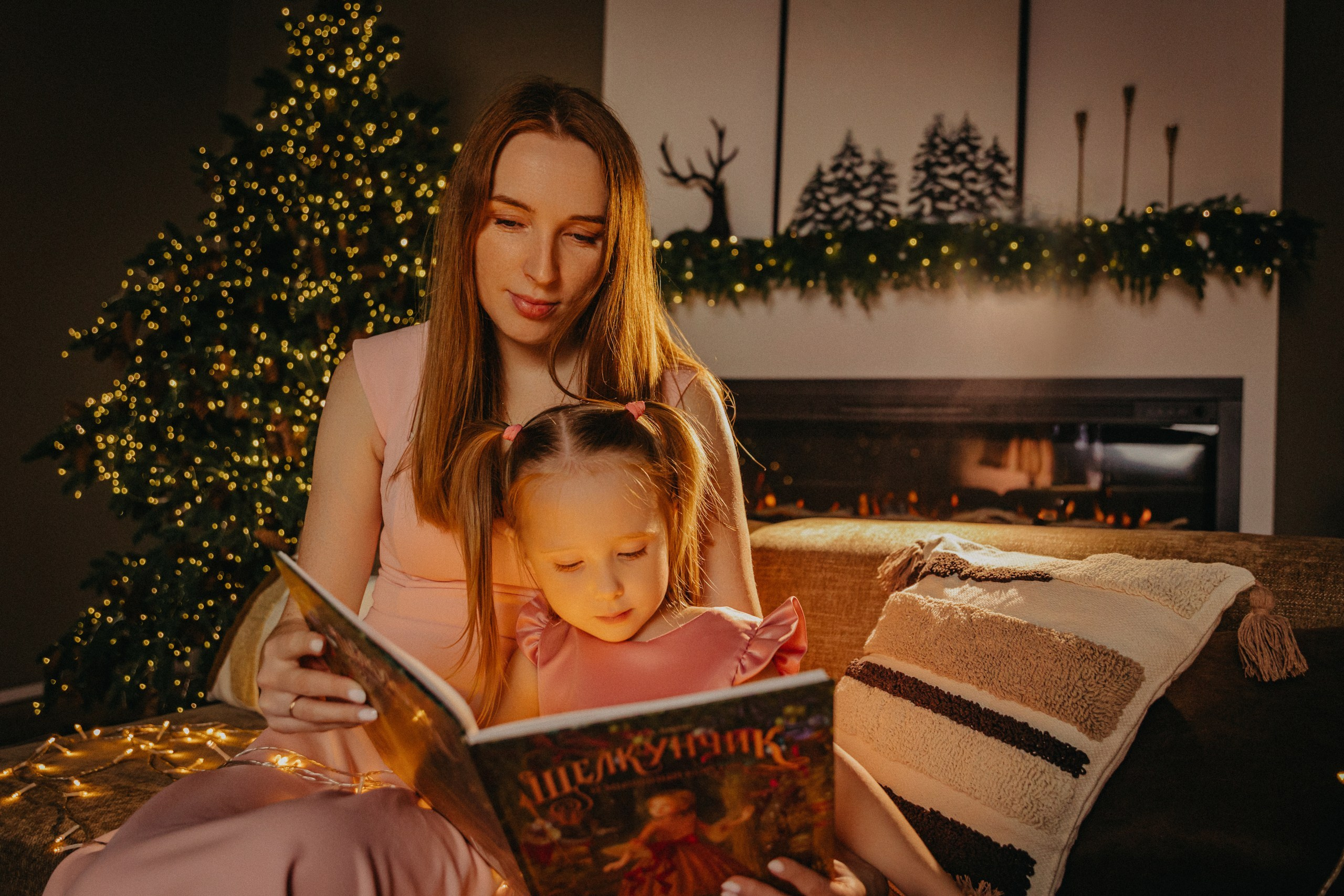 Детские эмоции и смех во время семейной съемки в студии Фокус, Рыбинск