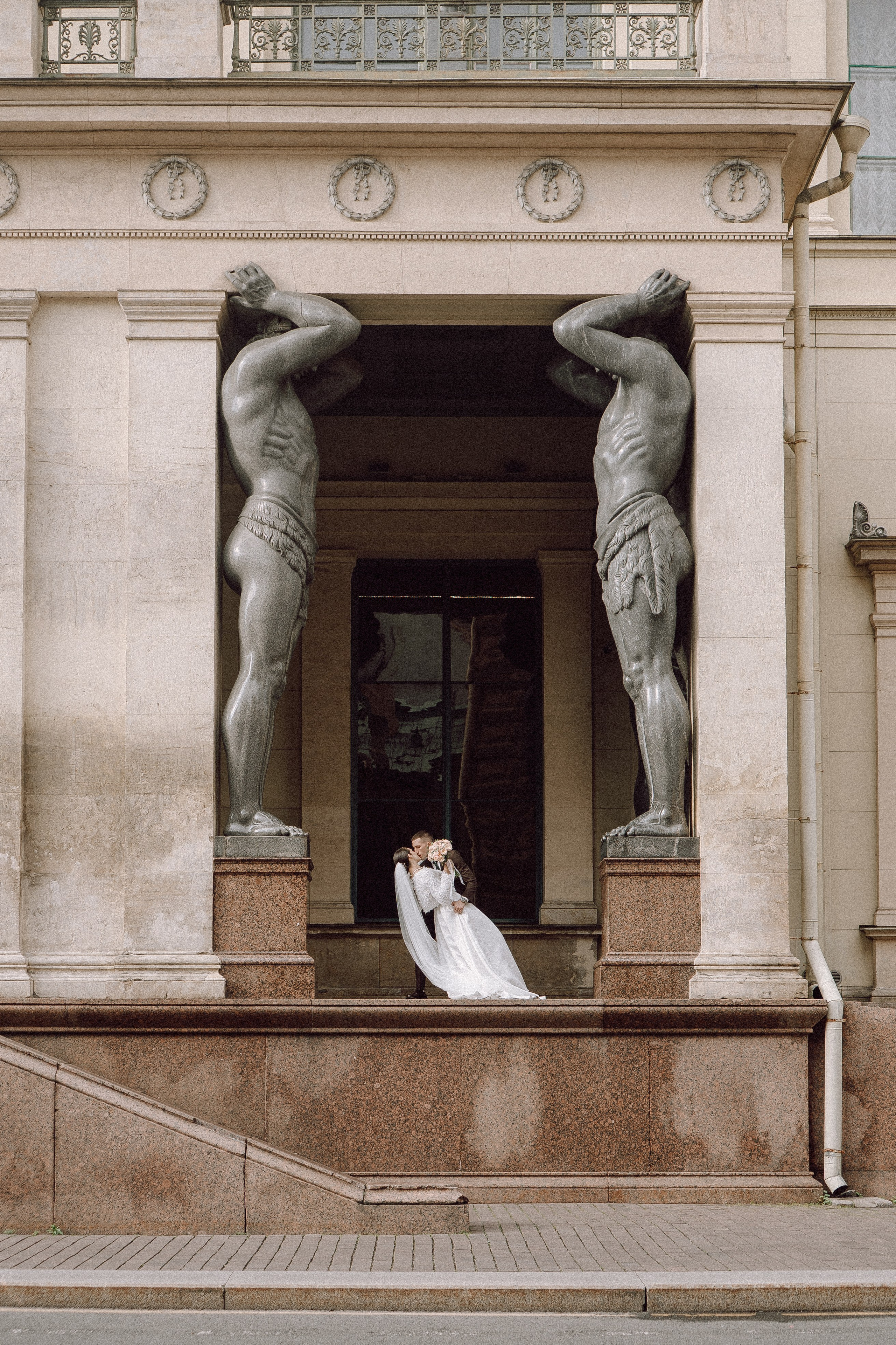 СВАДЕБНАЯ ПРОГУЛКА В САНТК-ПЕТЕРБУРГЕ (ИСАКИЕВСКИЙ СОБОР, ЗИМНЯЯ КАНАВКА, ЭРМИТАЖ И БОЛЬШАЯ МОРСКАЯ УЛИЦА). Профессиональный фотограф, Санкт-Петербург — Виктория Богомолова