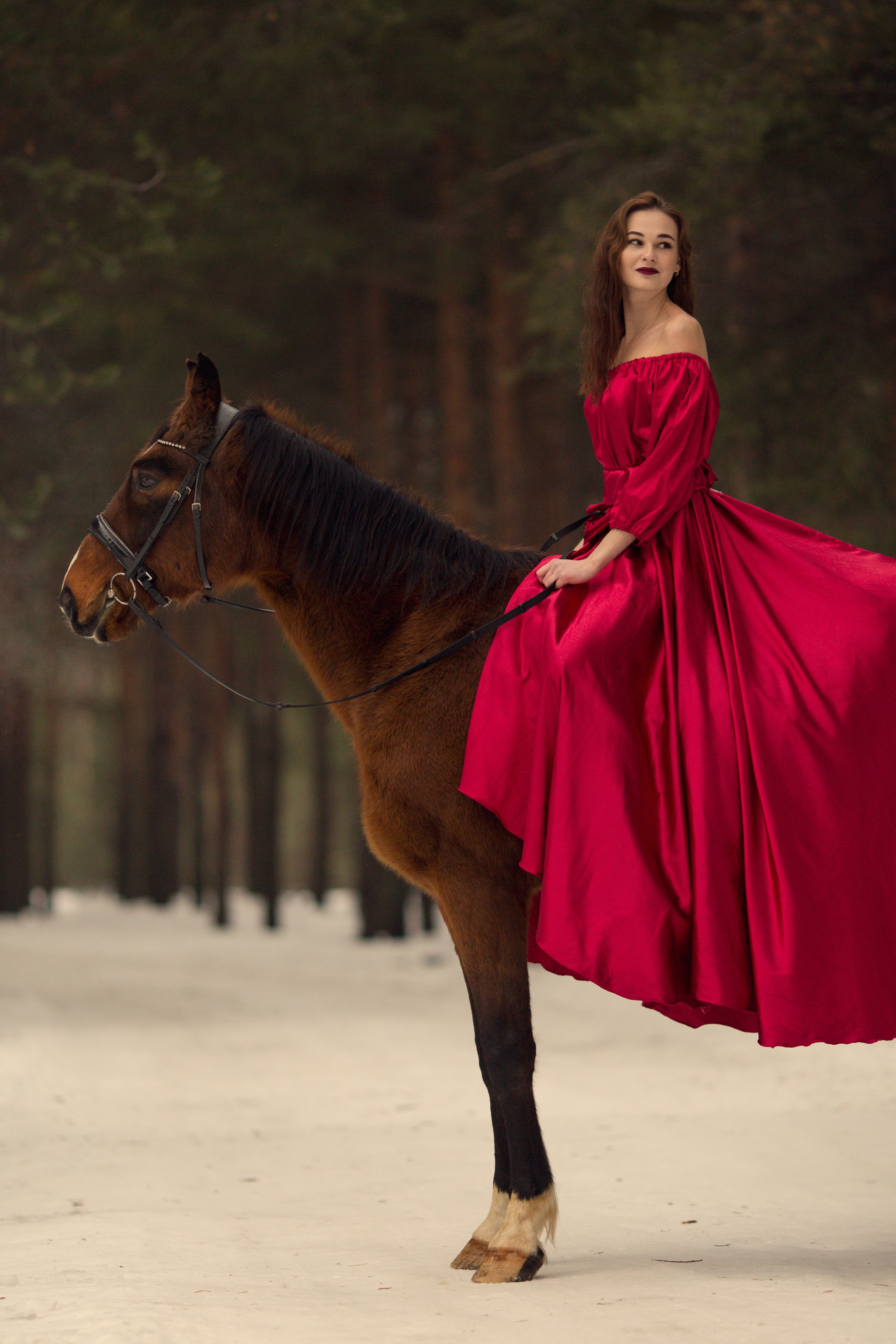 Фотосессия с лошадью в красном платье