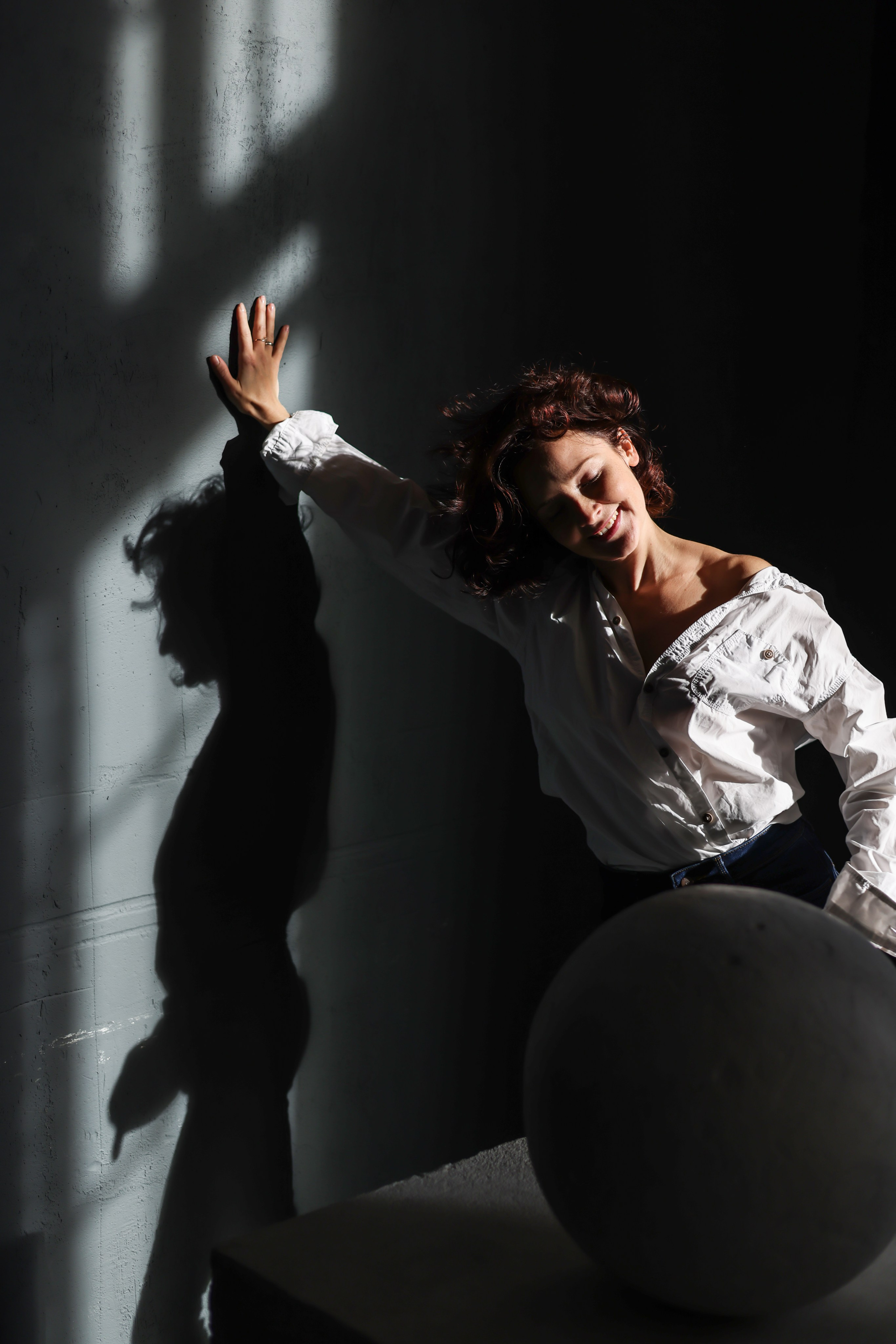 Сьемка в студии, брюнетка на темном фоне Фотограф - Мэри Маршания