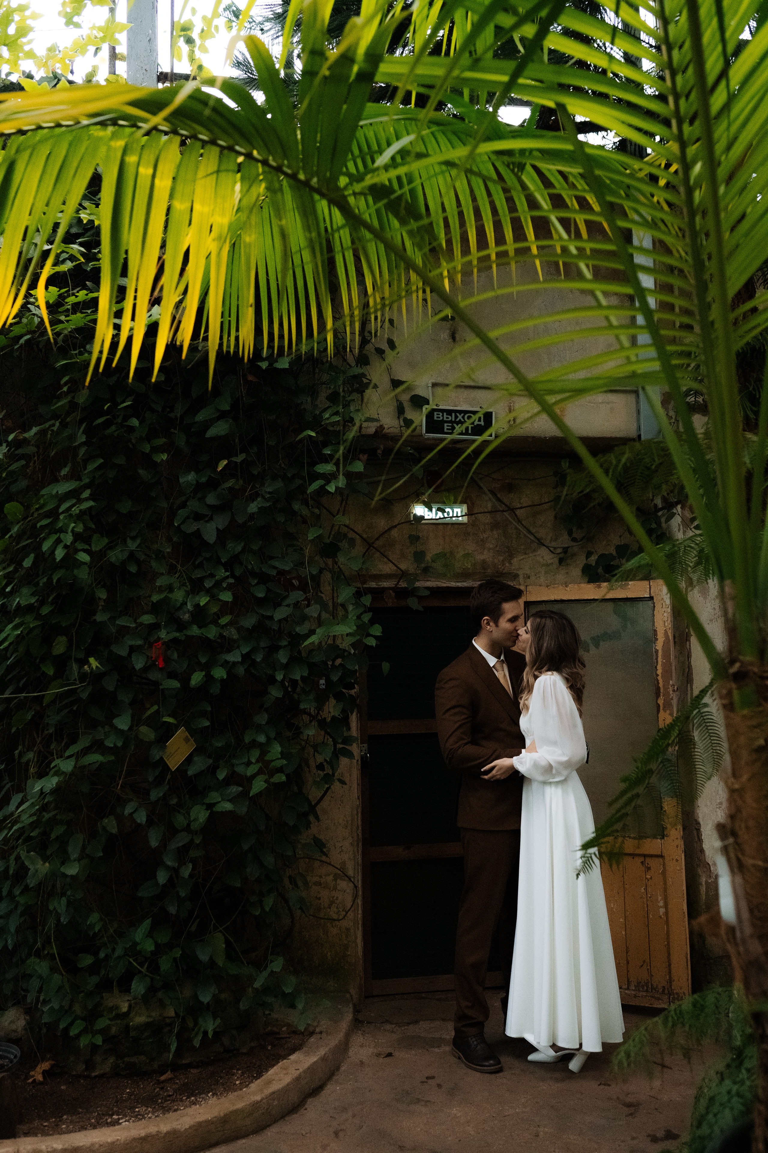 Свадебная фотосессия в оранжерее, Москва. Свадебный фотограф в Москве Анна Полушина