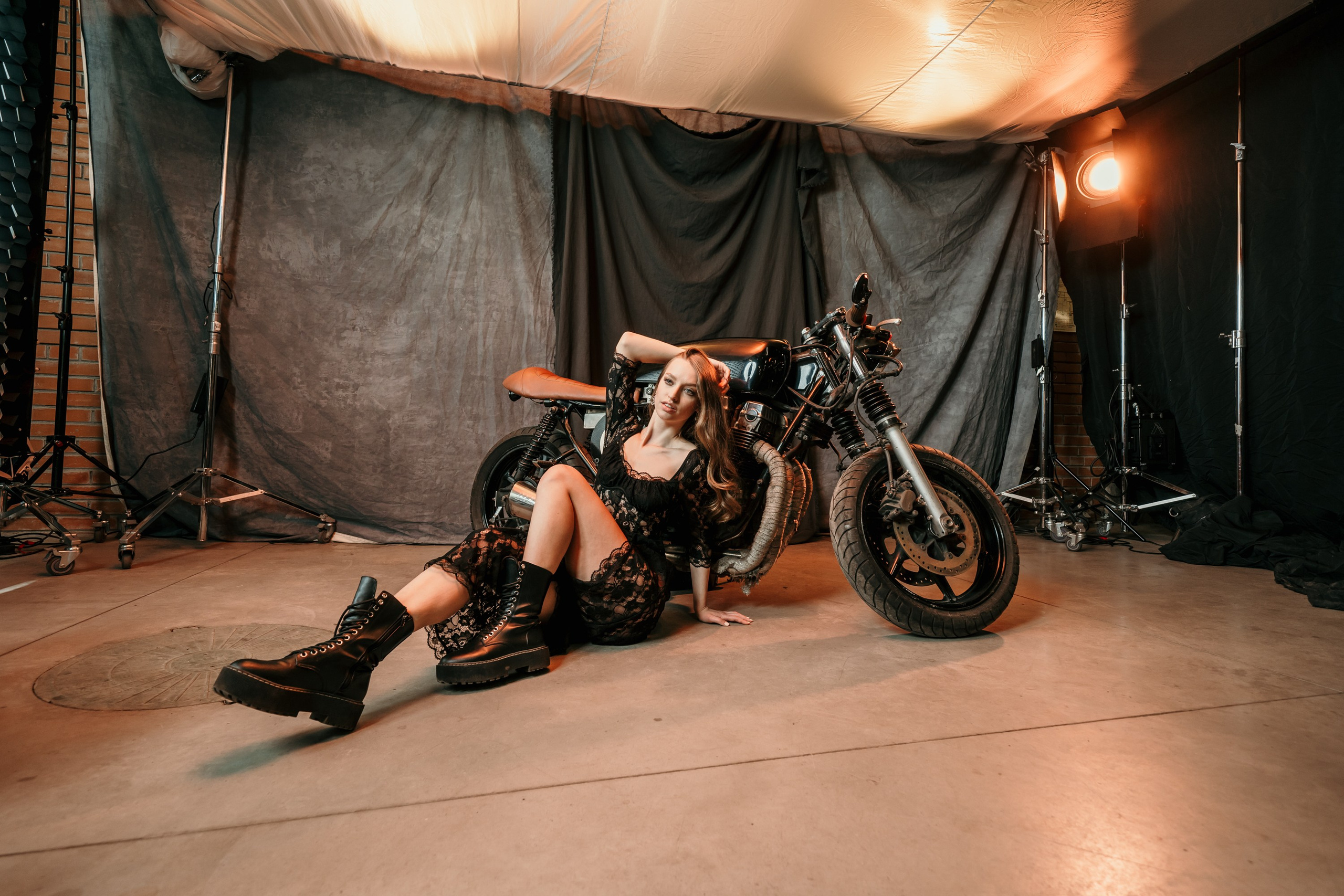 Девушки-байкеры — Фотосессия с мотоциклом в Питере. Свадебный, семейный, портретный, репортажный фотограф в Санкт-Петербурге