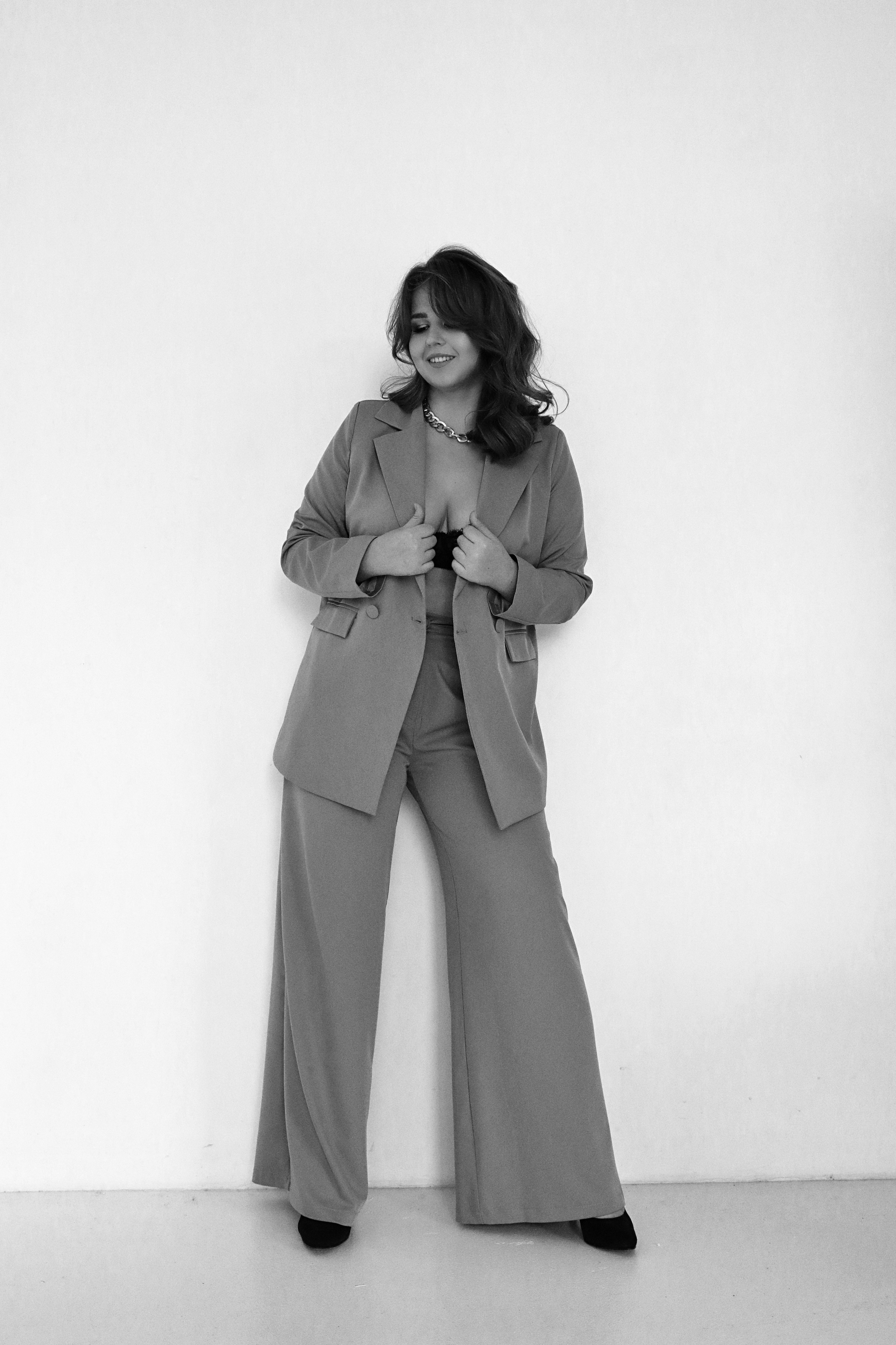 Фотосессия для девушки в брючном костюме