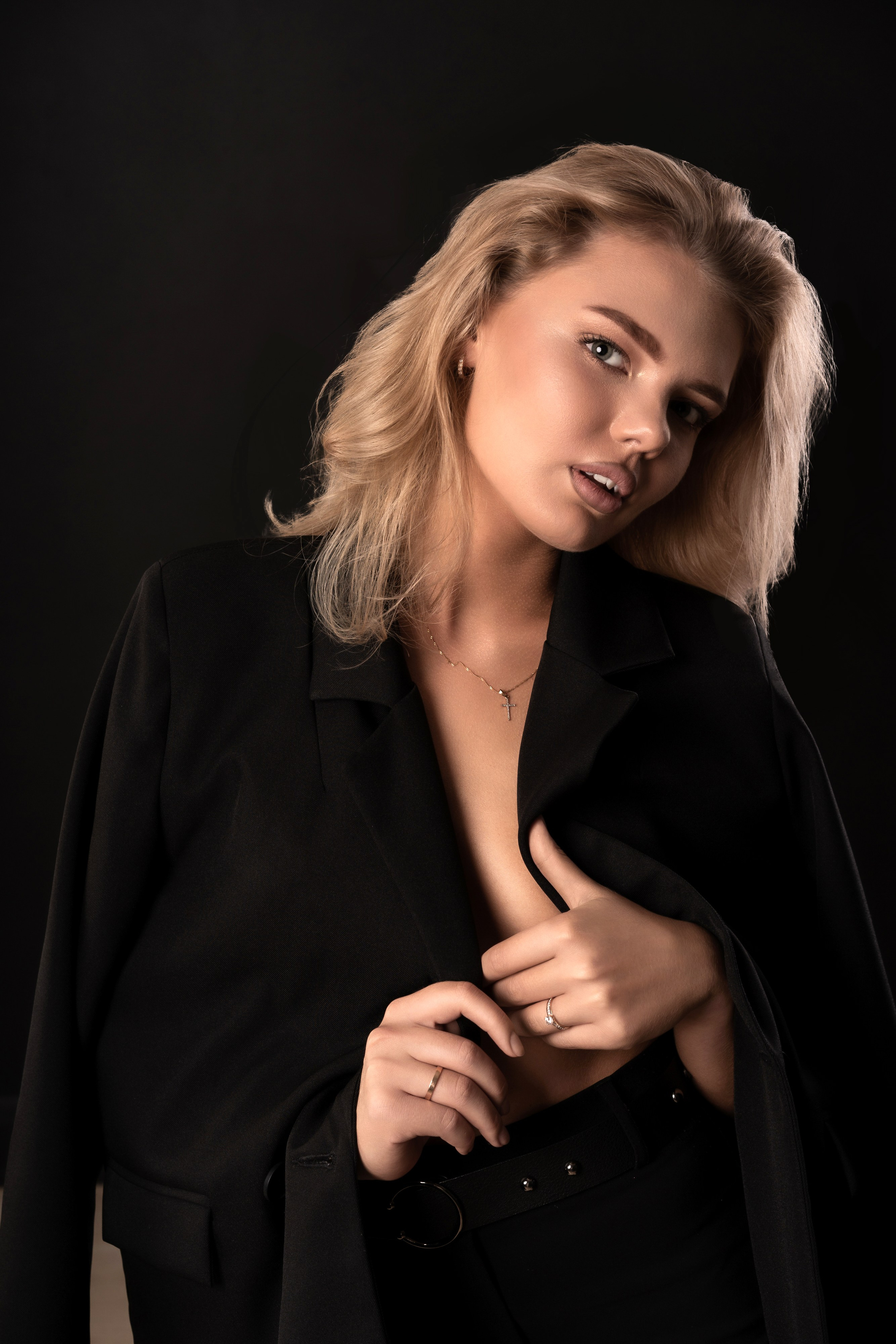 Женский портрет, нежный образ, естественное освещение, студийная съёмка, мягкий женский образ, крупные глаза, улыбка, натуральный макияж, элегантная причёска, черный фон, 