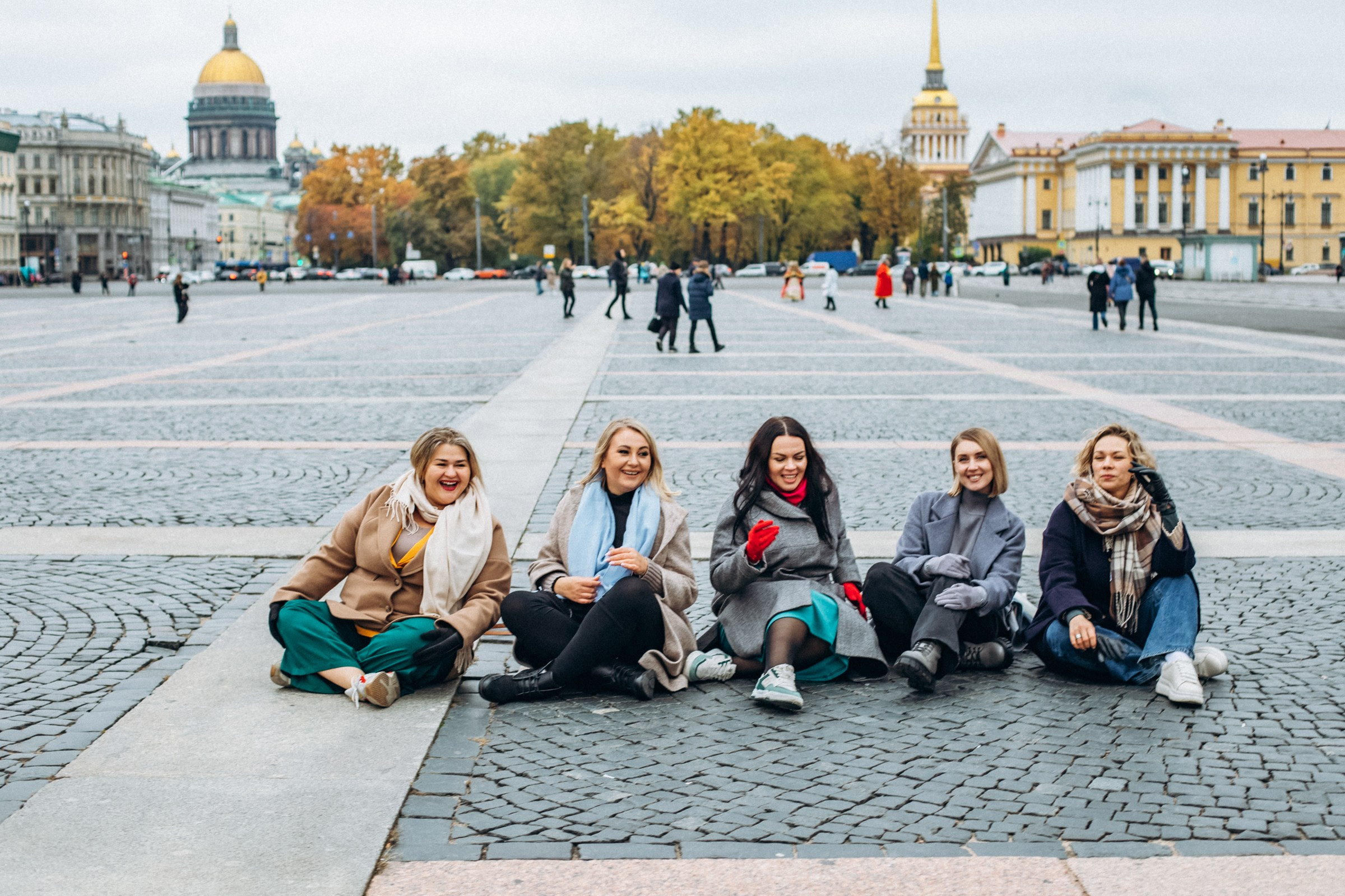 Маргарита с подругами в октябре. Фотопрогулка в Петербурге. Индивидуальный и семейный фотограф в Санкт-Петербурге