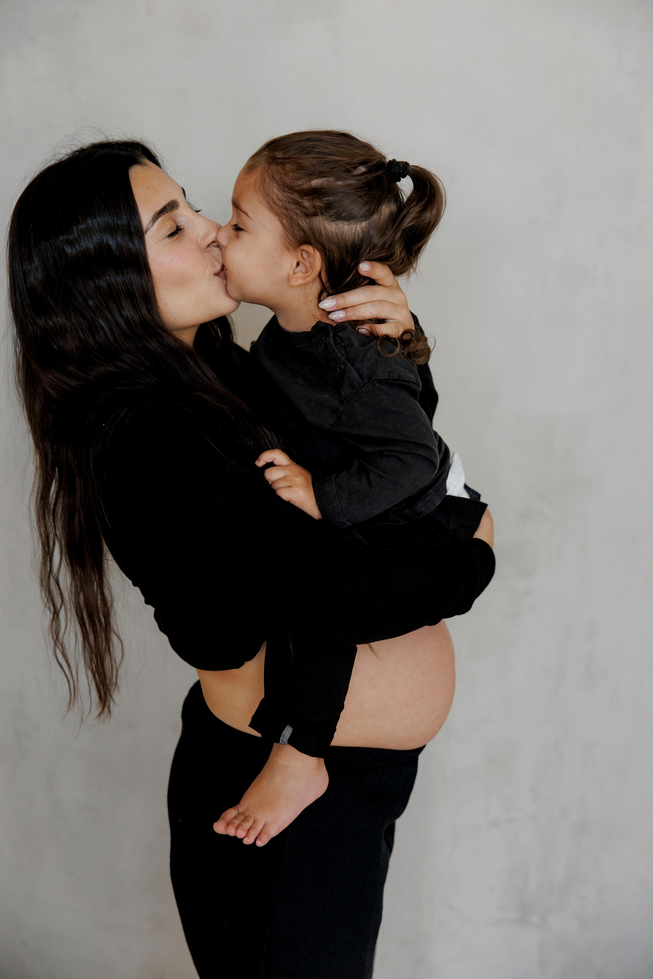 Pregnancy photoshoot inside the Grey Studio. Главная