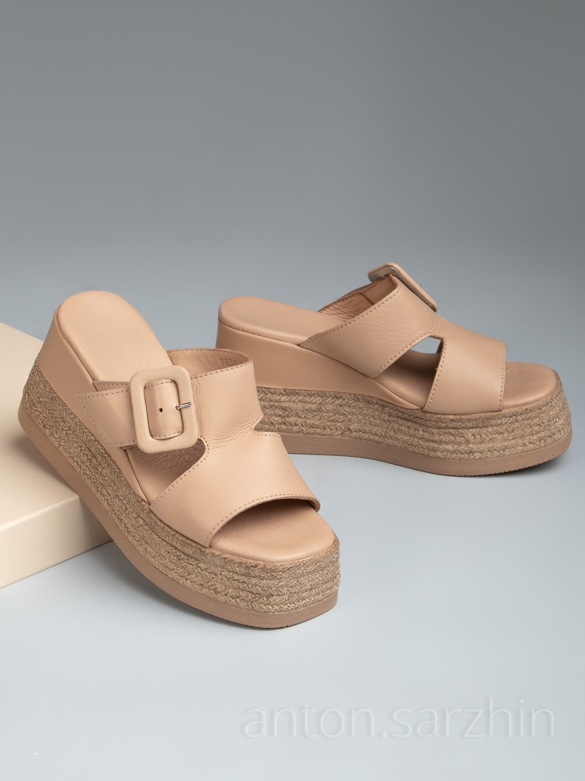 Съемка открытых женских туфлей на коробке