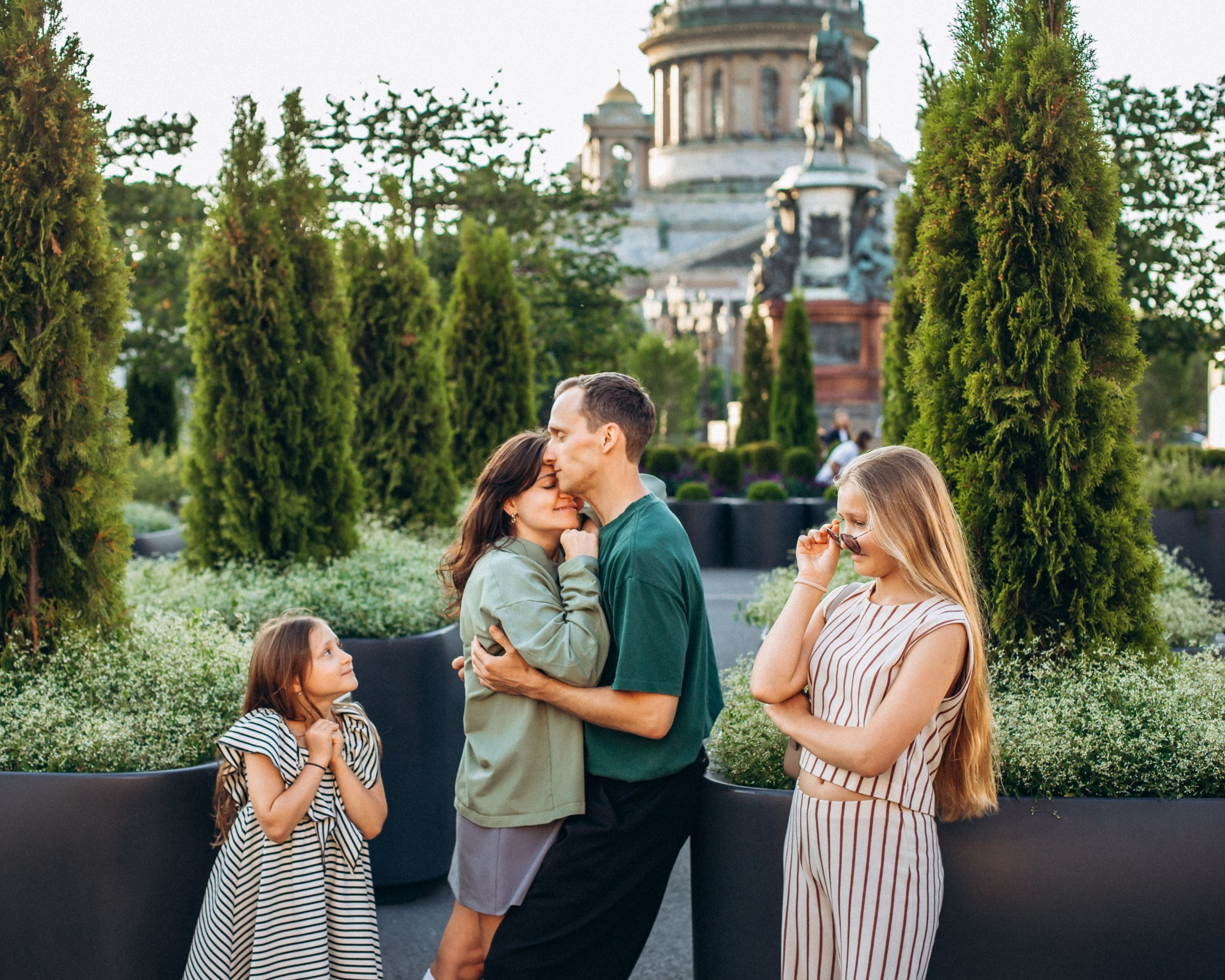 Екатерина с семьей в августе. Фотопрогулка в Петербурге. Индивидуальный и семейный фотограф в Санкт-Петербурге