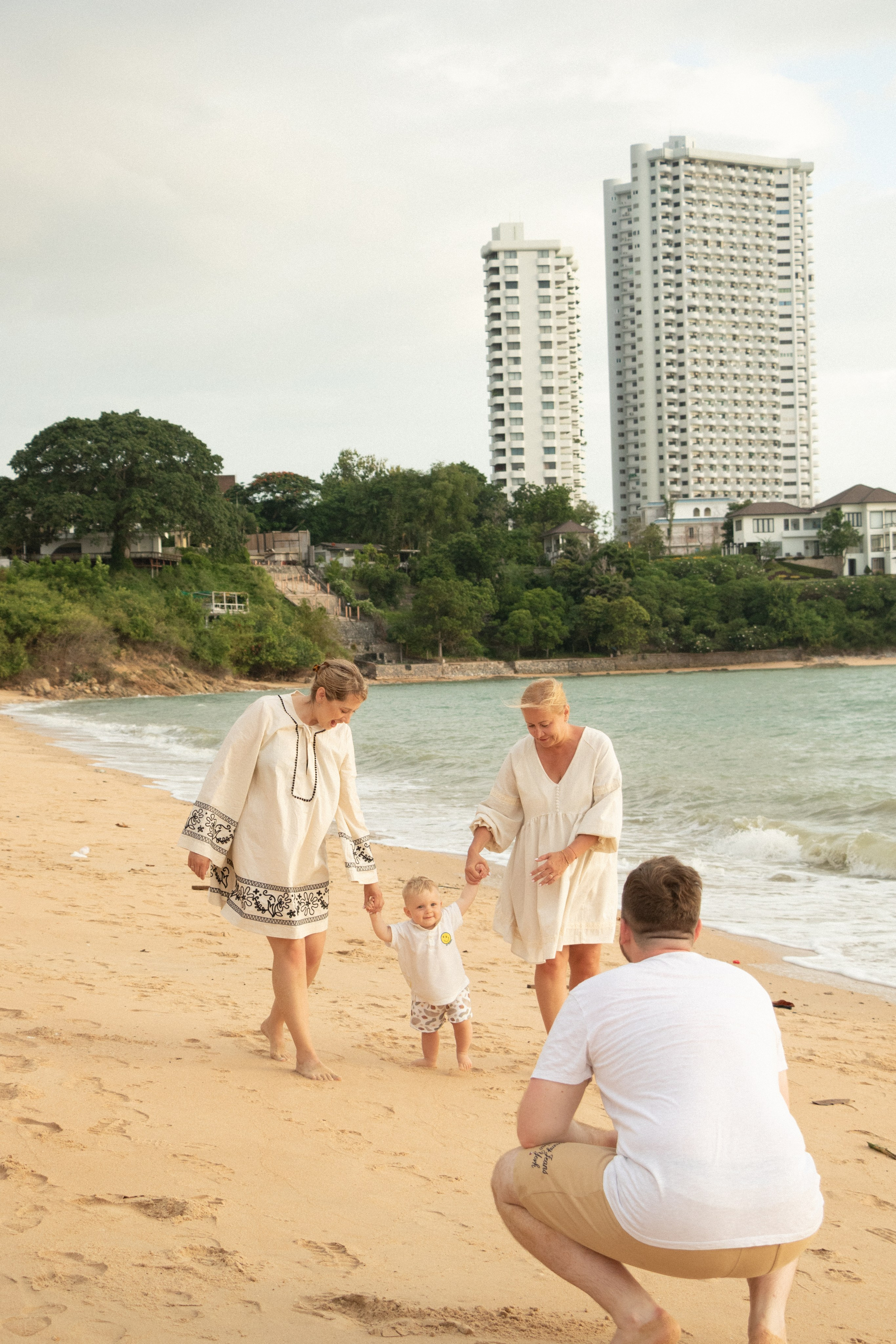 Alena’s family. Portrait photographer in Thailand