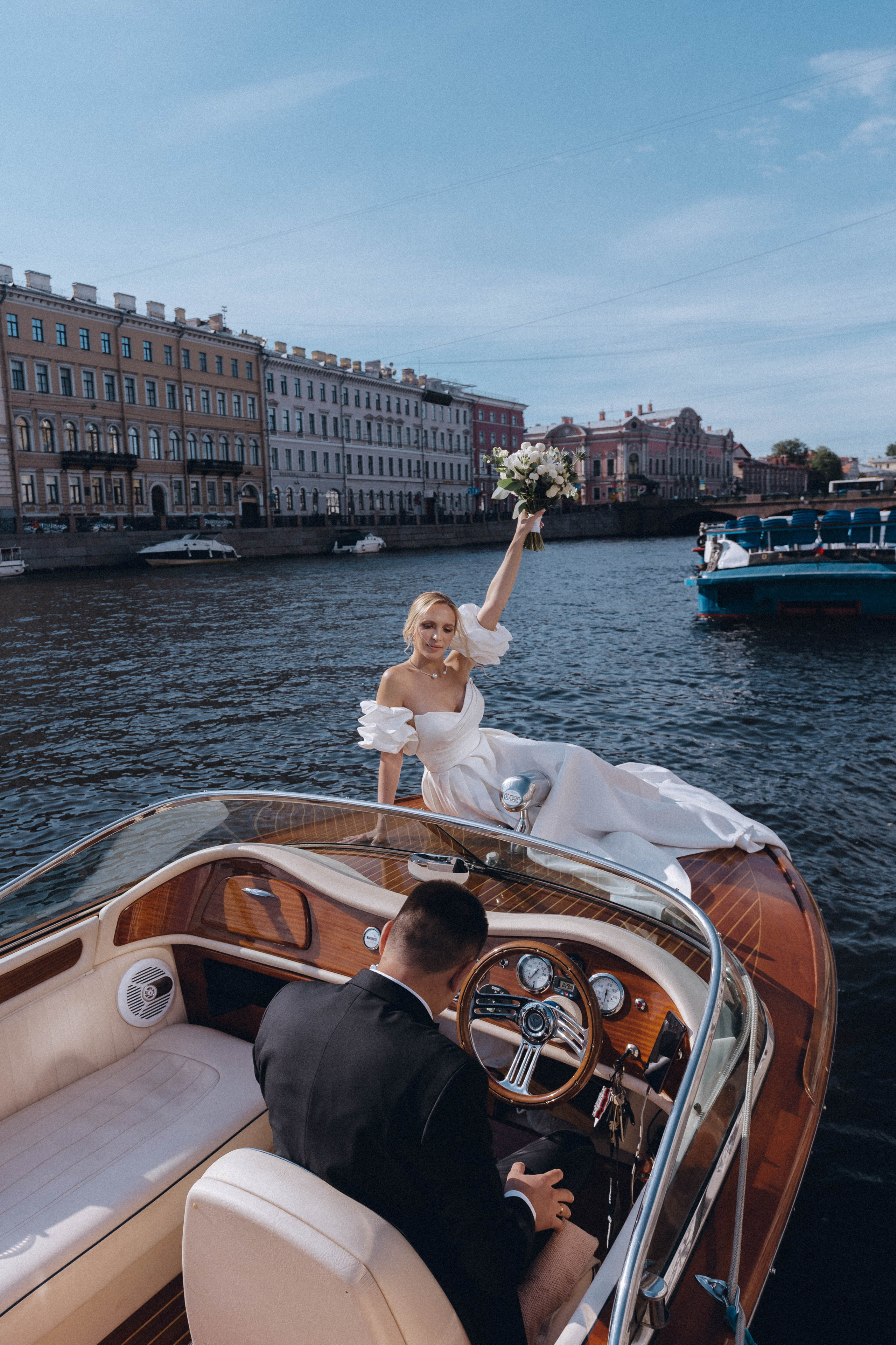 СВАДЕНБНАЯ СЬЕМКА НА КАТЕРЕ ПО КАНАЛАМ САНКТ-ПЕТЕРБУРГА И В АКВАТОРИИ НЕВЫ. Профессиональный фотограф, Санкт-Петербург — Виктория Богомолова