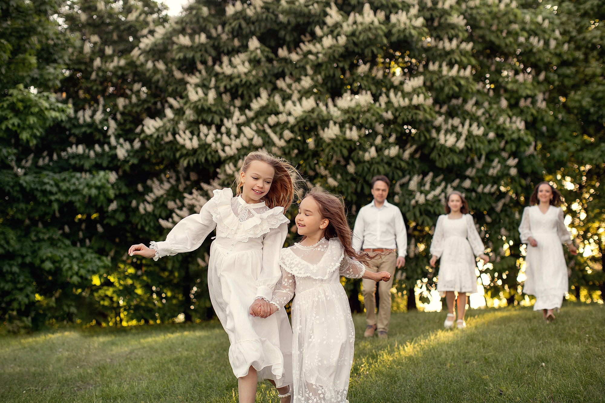 Нежнейшая семейная съемка в белом цветении. Tatyana Nadezhdina Family photographer