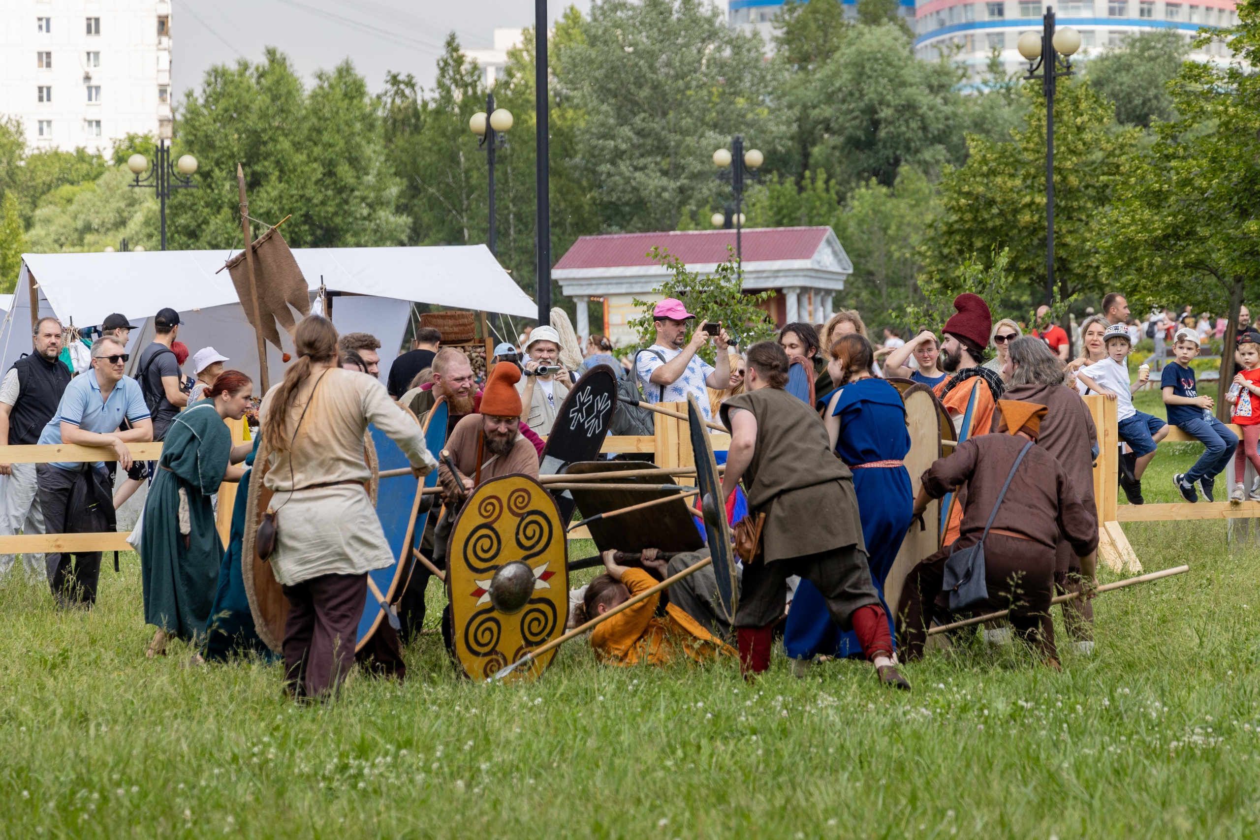 Времена и эпохи 2024. Ростокинский акведук. Площадка Античность. Репортажный, семейный и студийный фотограф в Москве Демин Алексей