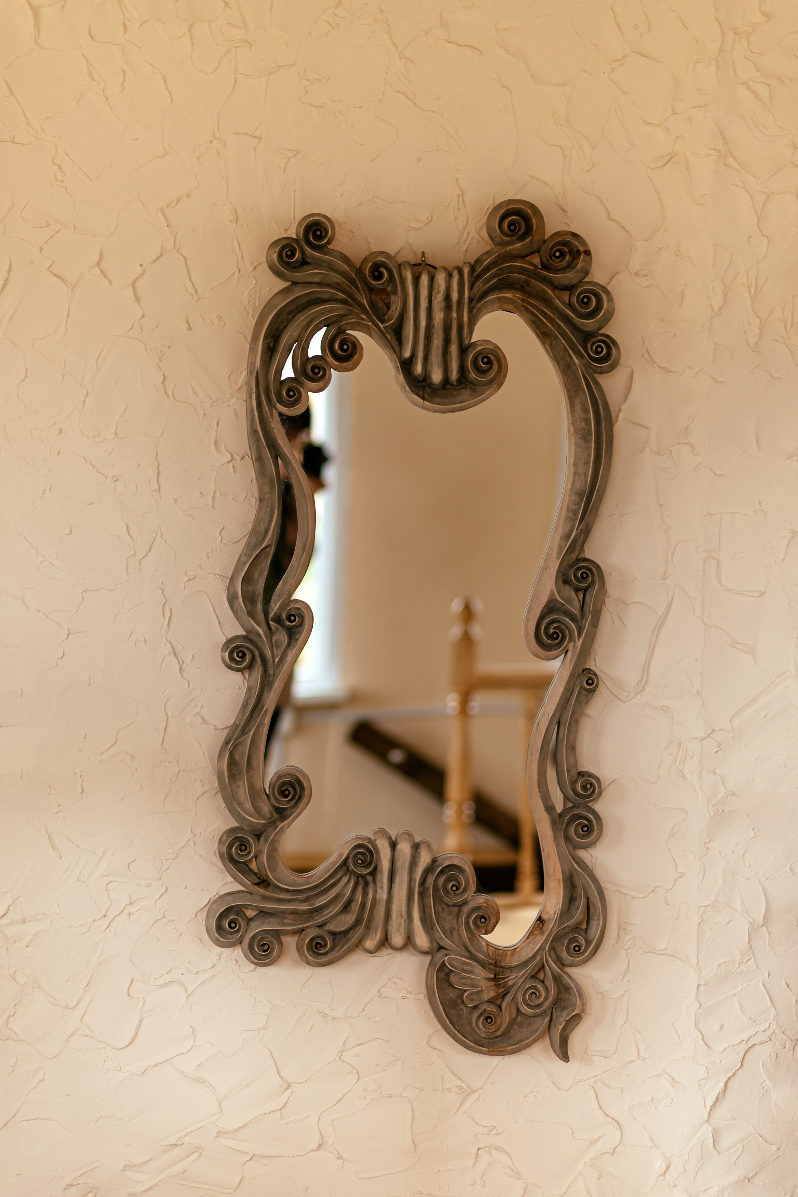 Зеркало в необычной деревянной оправе