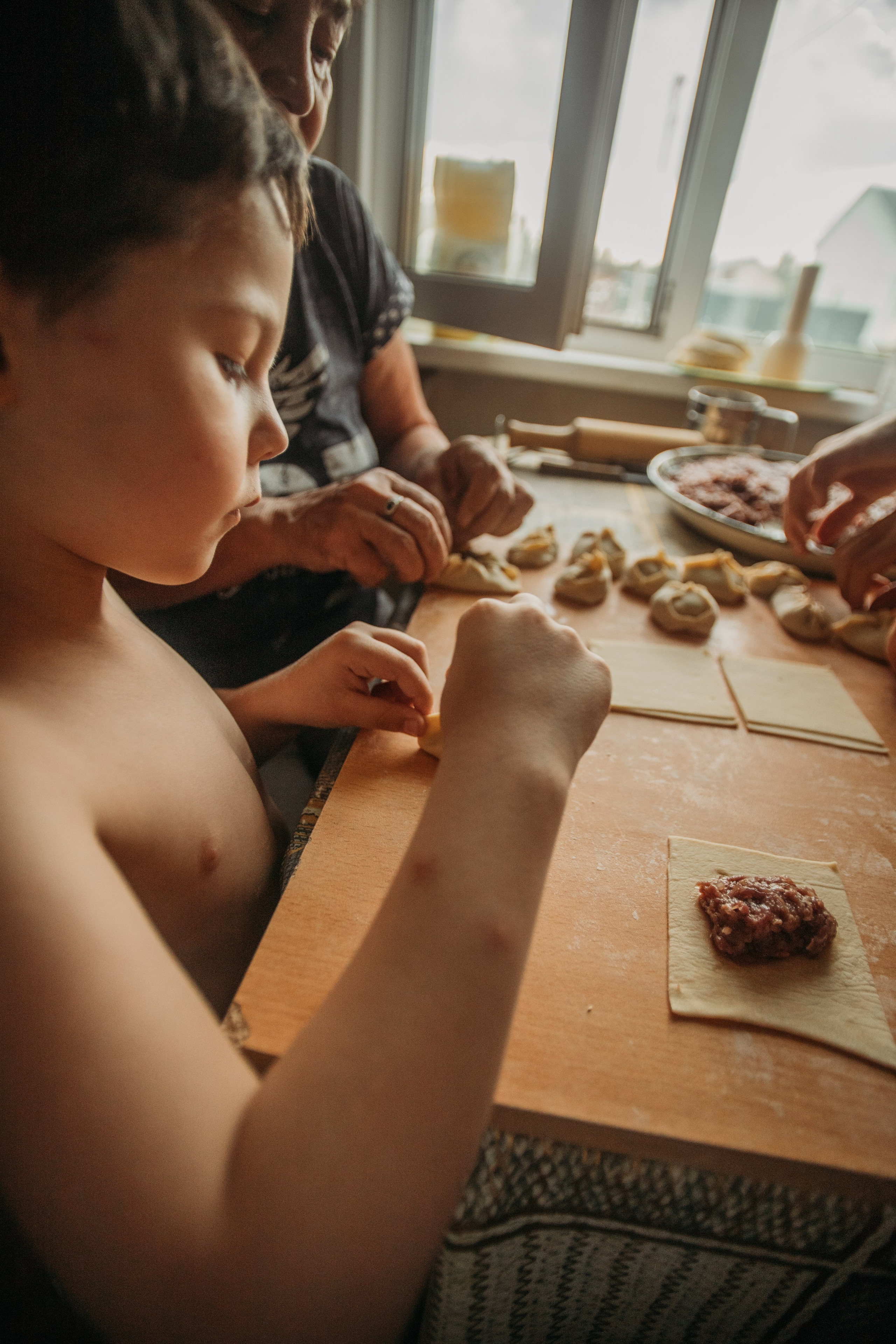 Домашняя фотосессия моей семьи. Венера Гайн. Репортажный фотограф  Тюмень. Обучение фотографии с 0