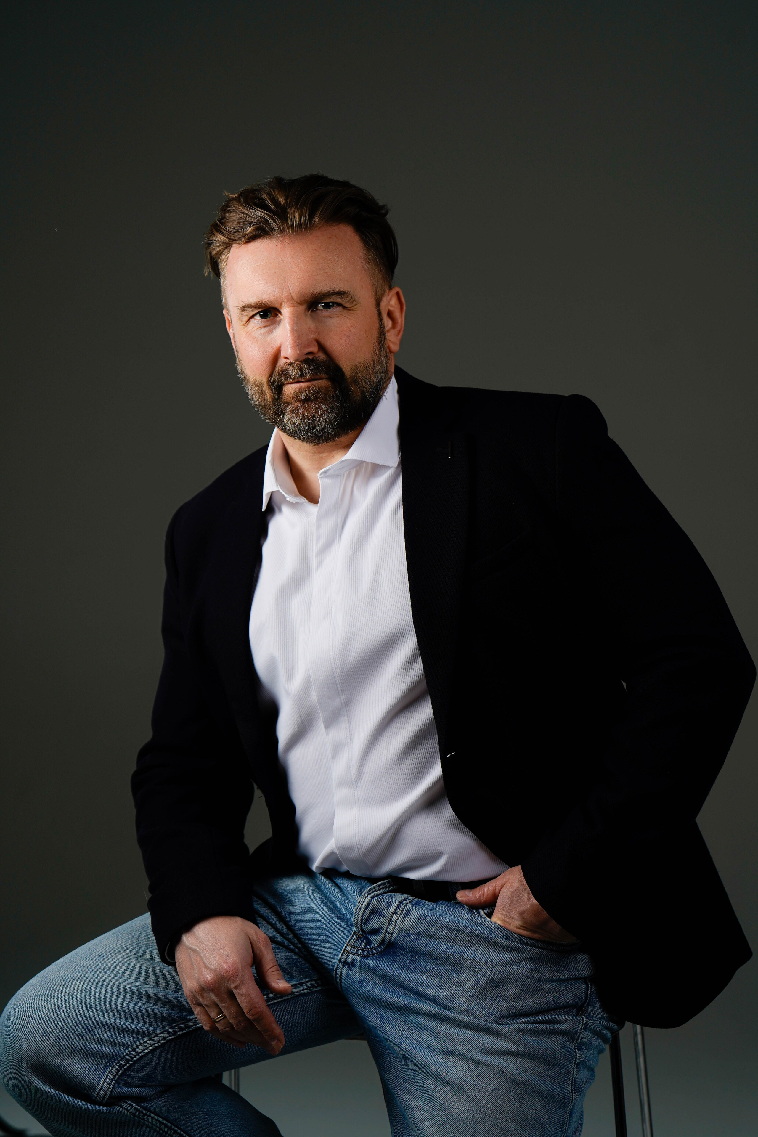 Мужчина в пиджаке на стуле. Фотограф Анна Калинцева