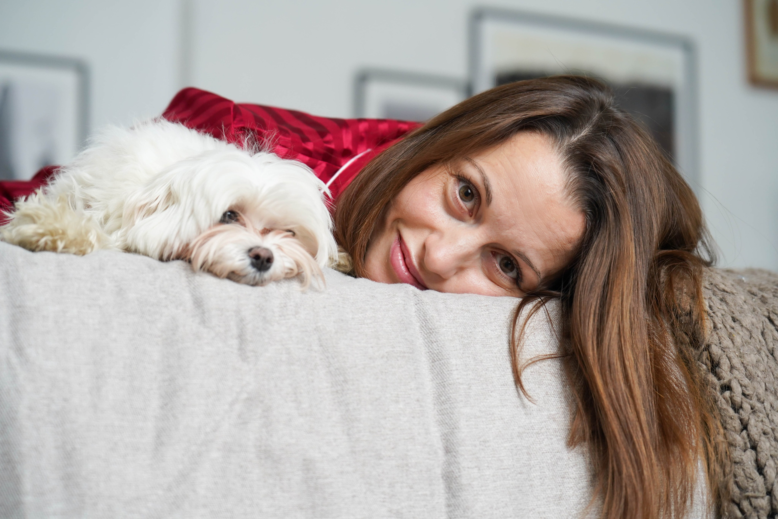 Девушка с белой собачкой на кровати. Фотограф Анна Калинцева