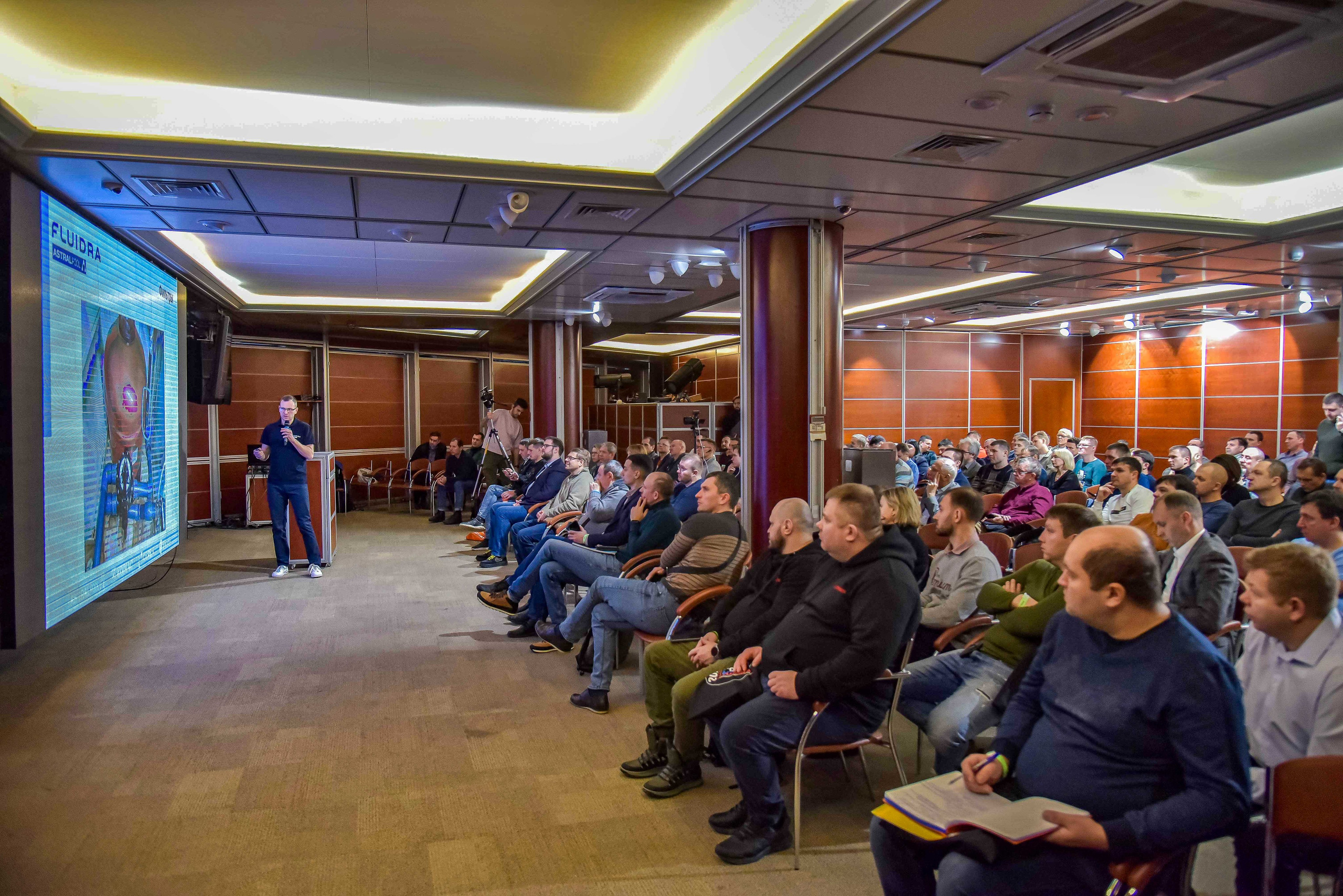 Выступление спикера на выставке в Москве, репортажная фотосъемка мероприятия передает атмосферу мероприятия.