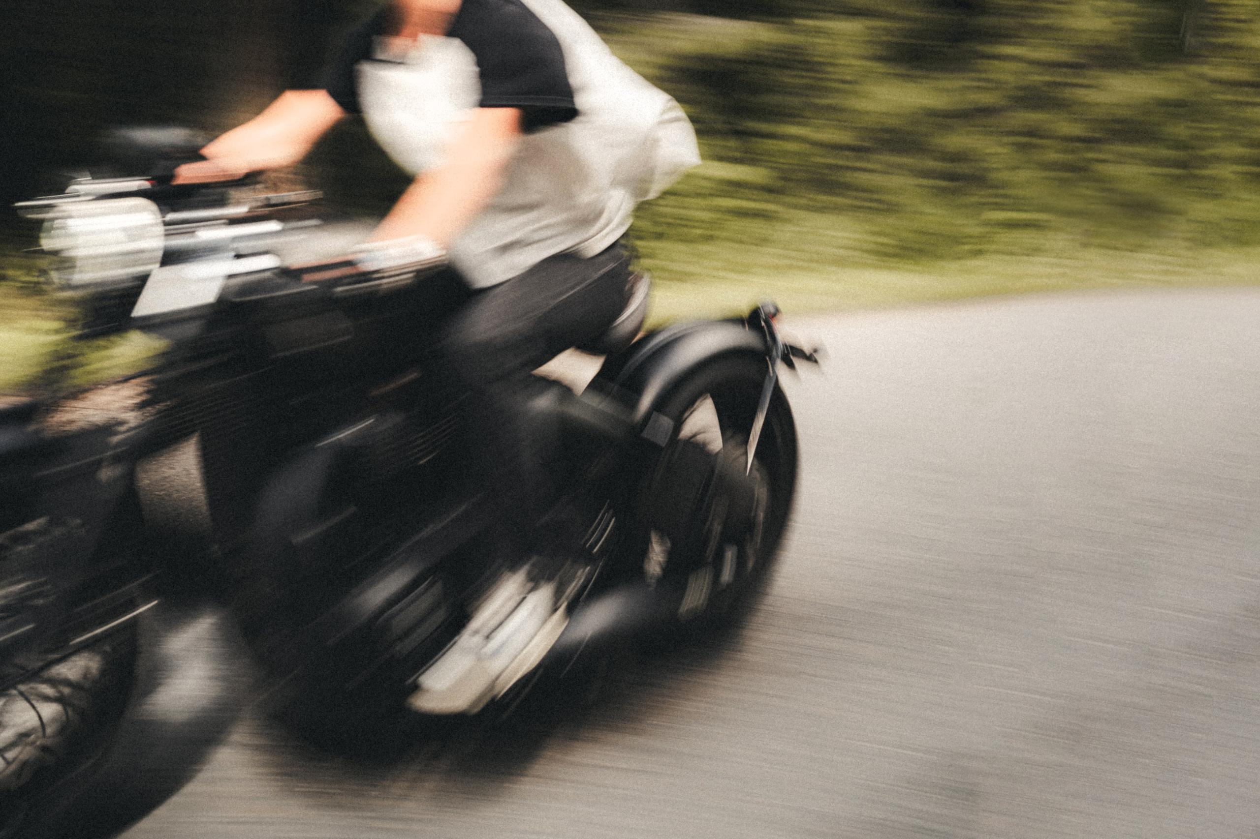 Портретная фотосессия с мотоциклом Triumph Bobber 1200. Фотограф Илья К. в Москве