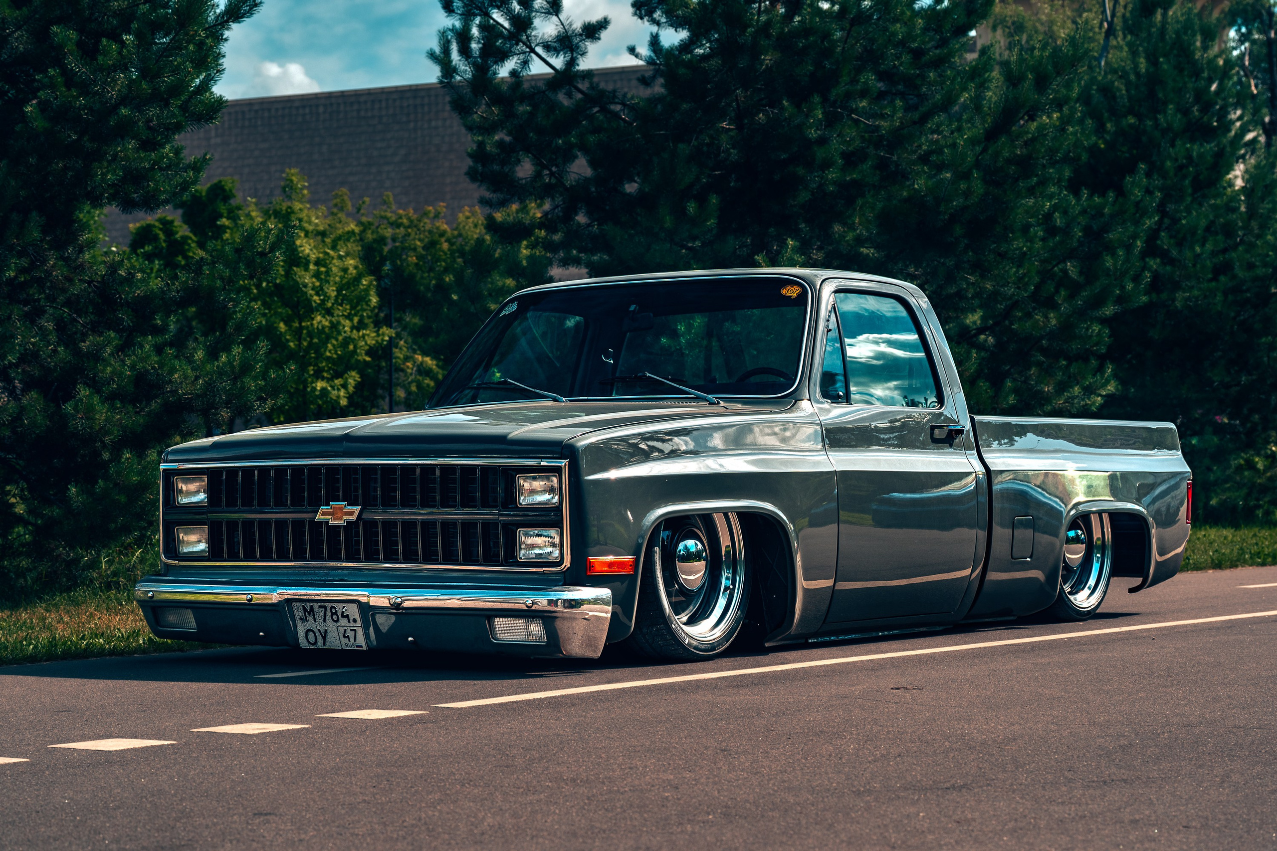 Chevrolet C10 Pickup в кастомном исполнении, низкий пикап в переднем трёхчетвертном ракурсе