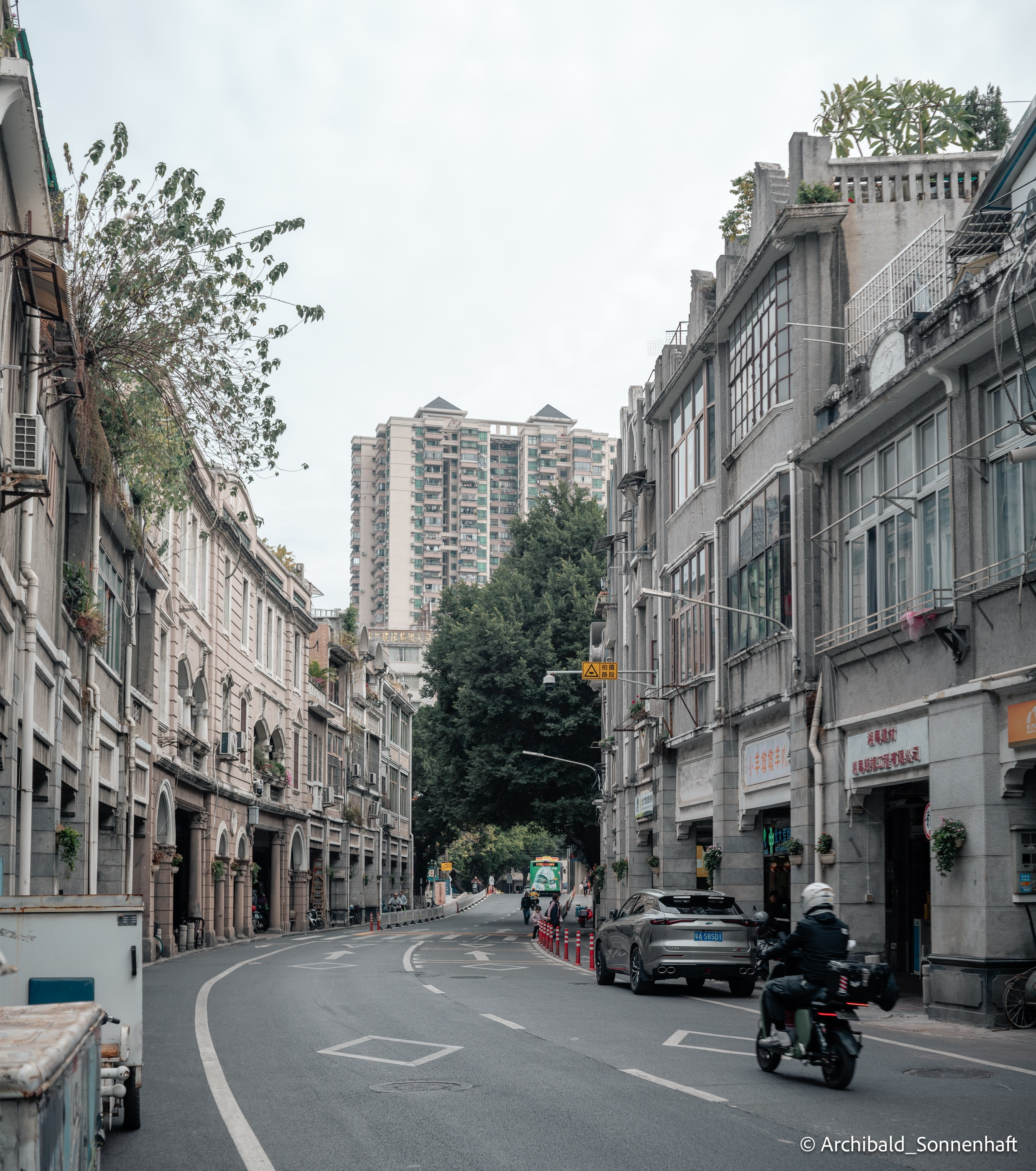 Walking in GZ, sunday. Photographer in Guangzhou, China. Archibald Sonnenhaft