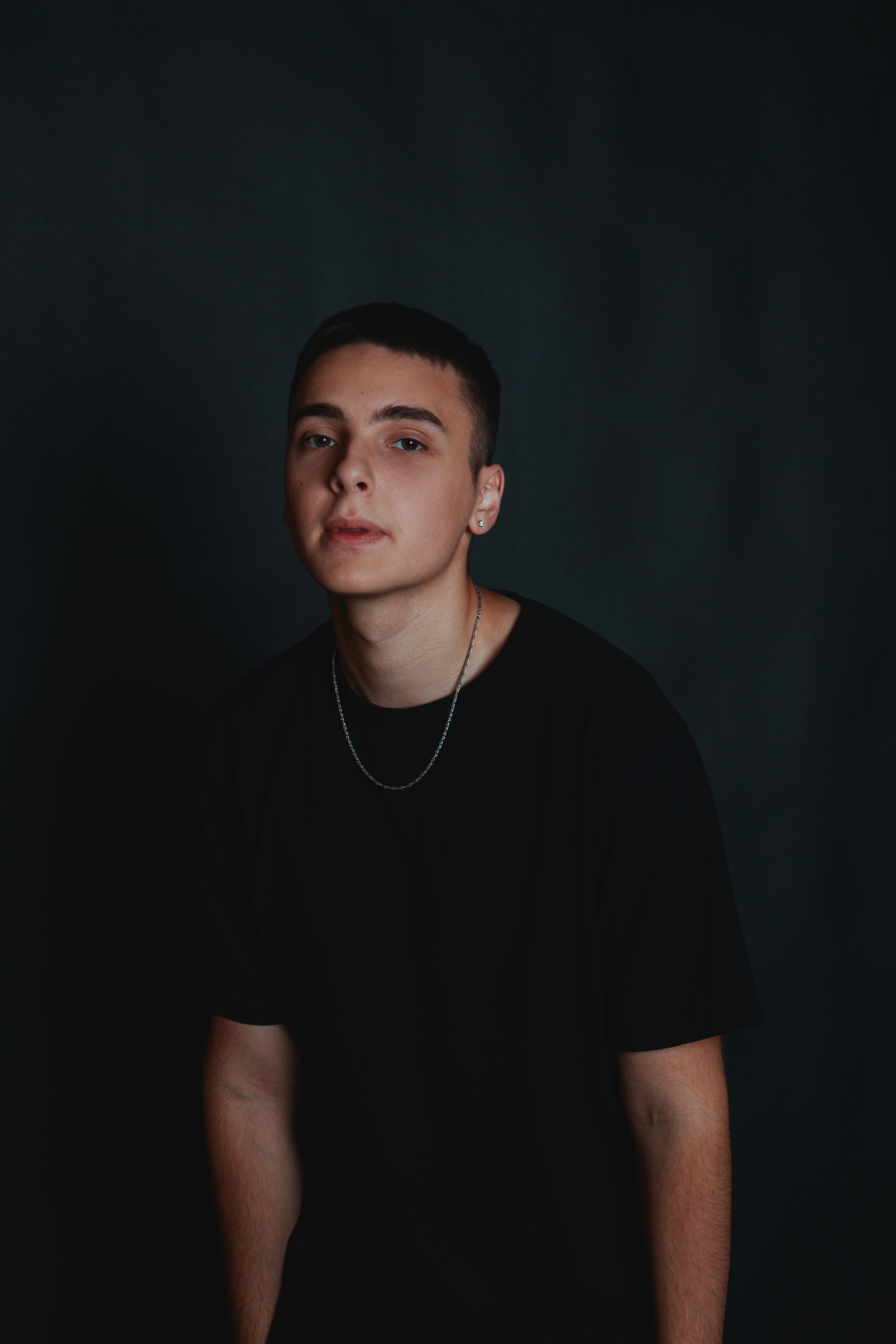 Фотосъемка артиста Дмитрия Чернова 2021г. Фотоаппарат: Canon 550D. Объектив: Canon EF-S 18-55mm f/3.5-5.6 IS STM