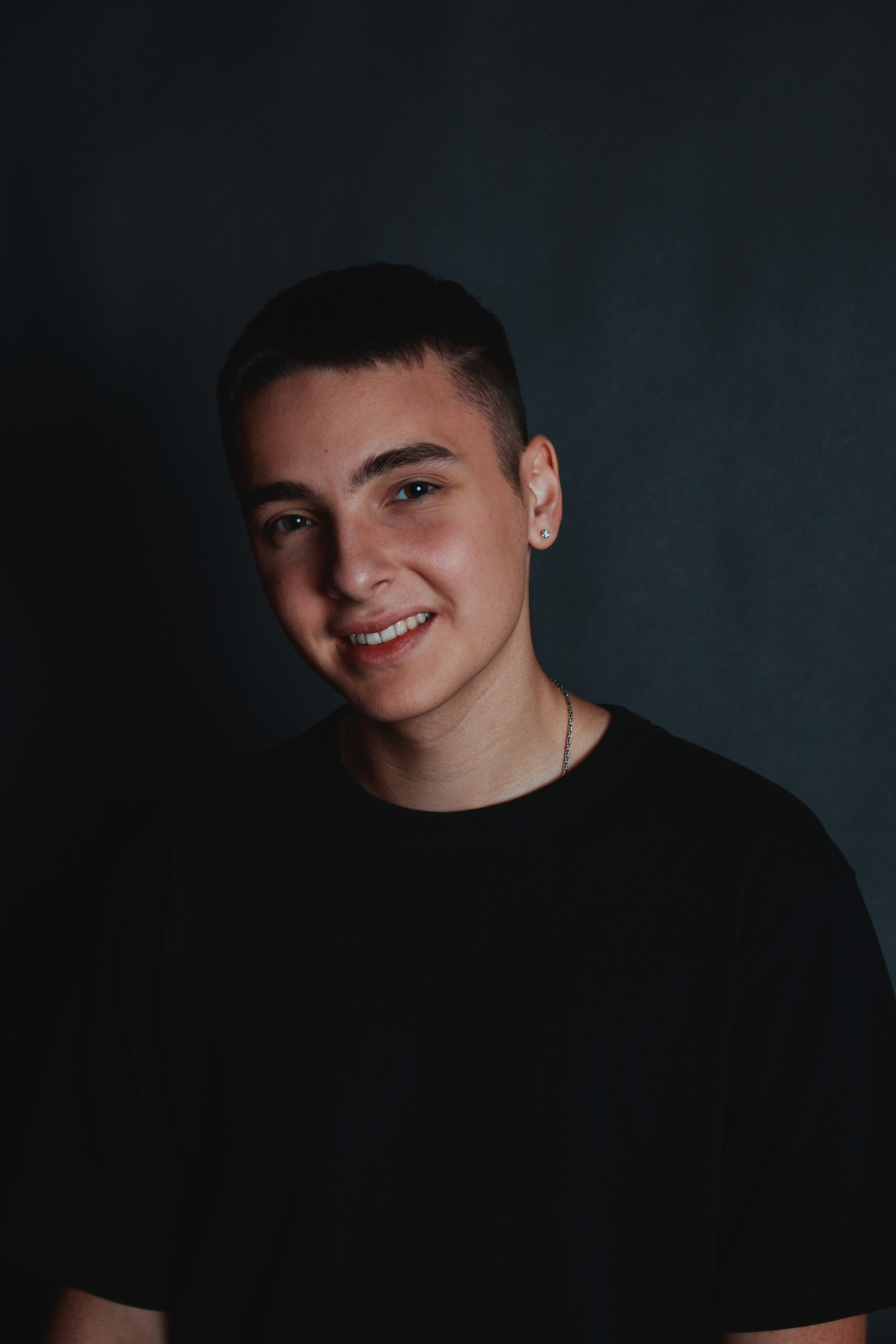 Фотосъемка артиста Дмитрия Чернова 2021г. Фотоаппарат: Canon 550D. Объектив: Canon EF-S 18-55mm f/3.5-5.6 IS STM