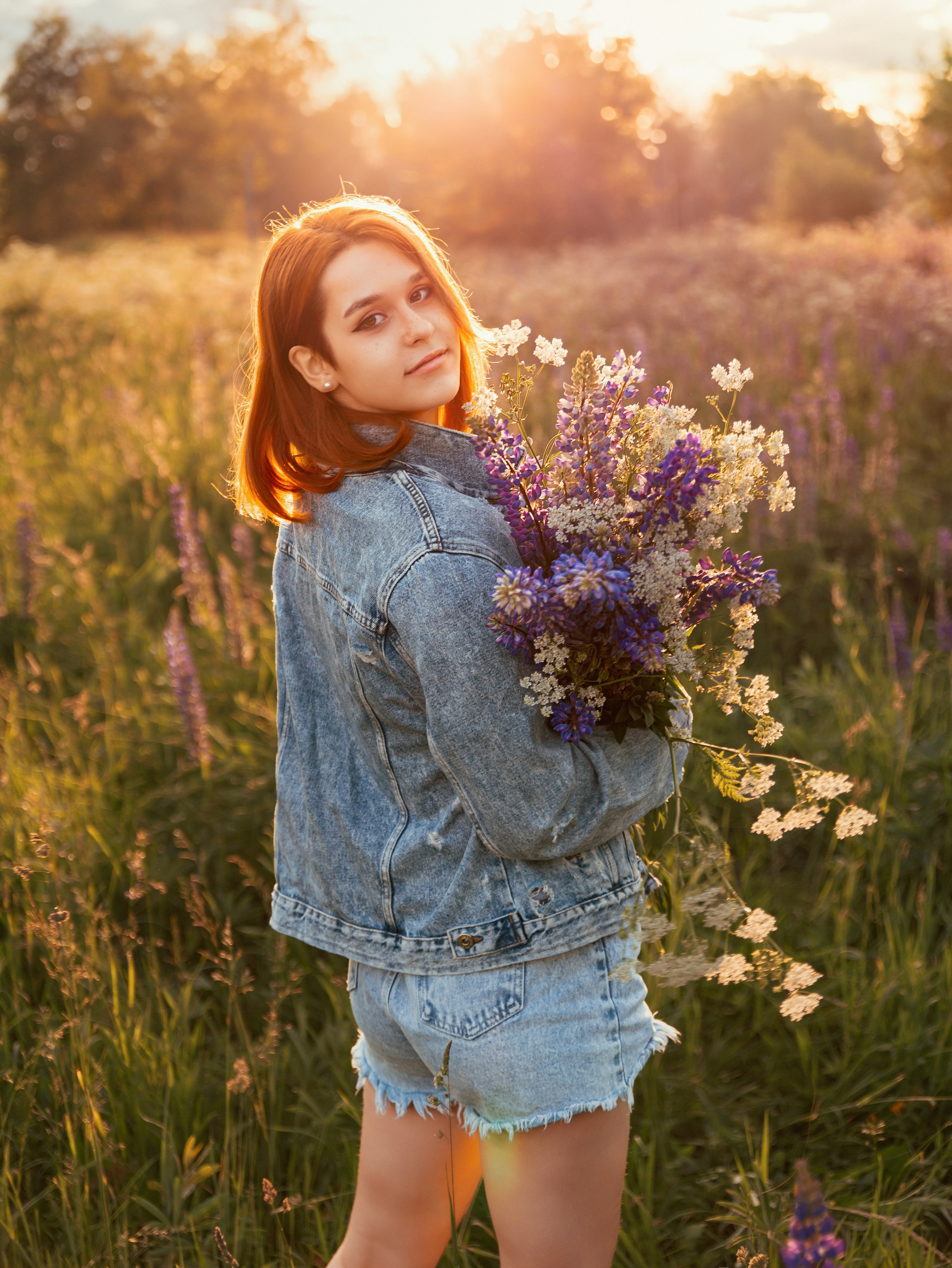Красивая история для подростка на закате в поле люпинов. Трубинова Екатерина | Семейный фотограф | Москва