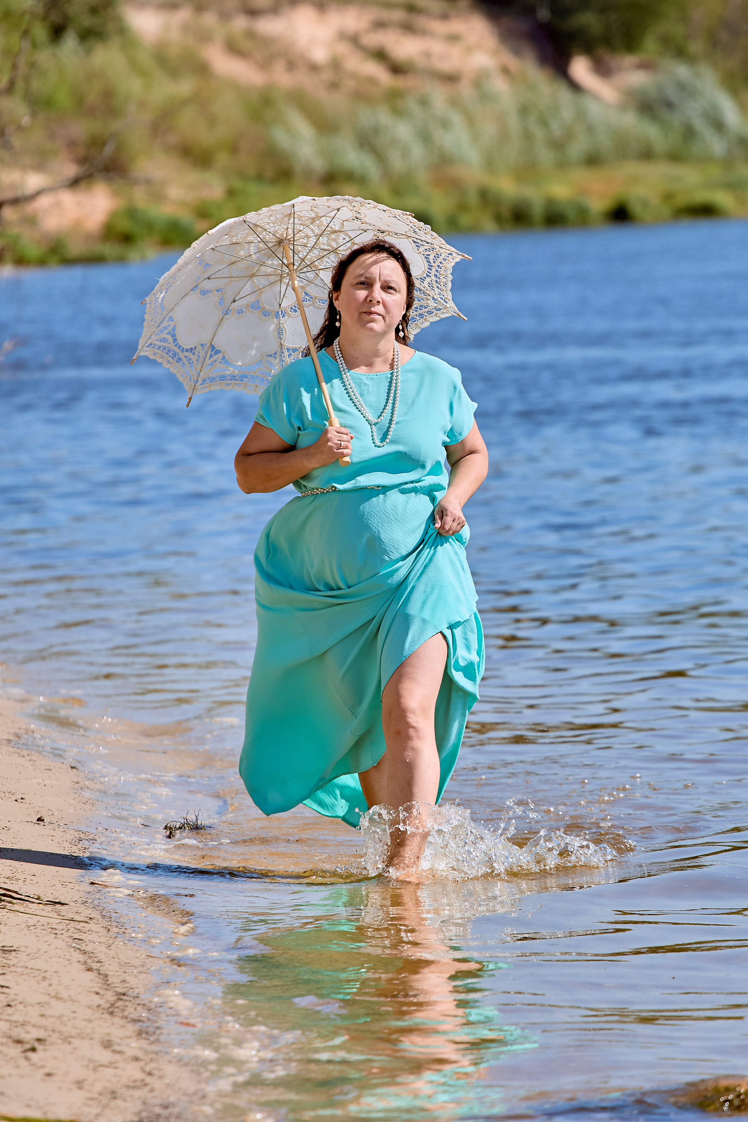 Женский портрет у реки с зонтиком Дзержинск