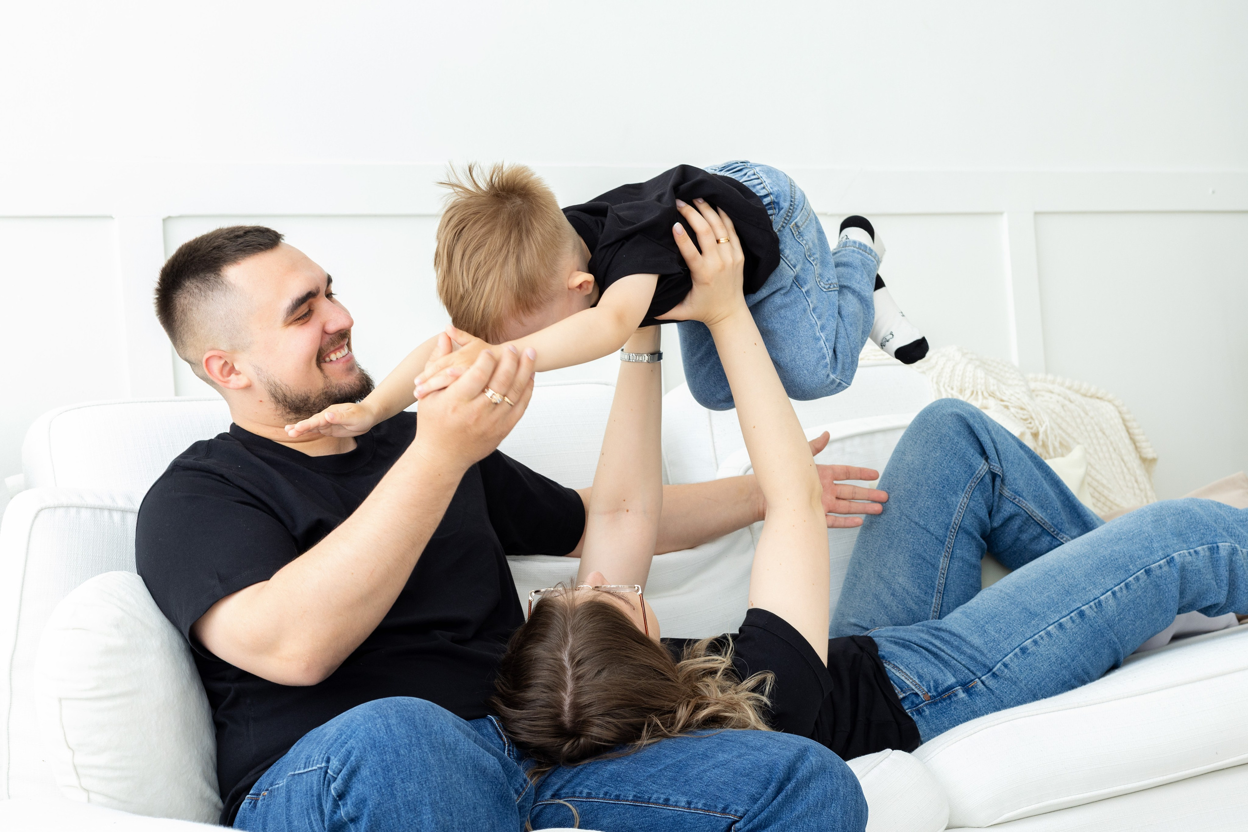 Семейная фотосессия в студии (Михаил, Крестина и Макар). Женский фотограф в Орске Новотроицке Динара Долганова
