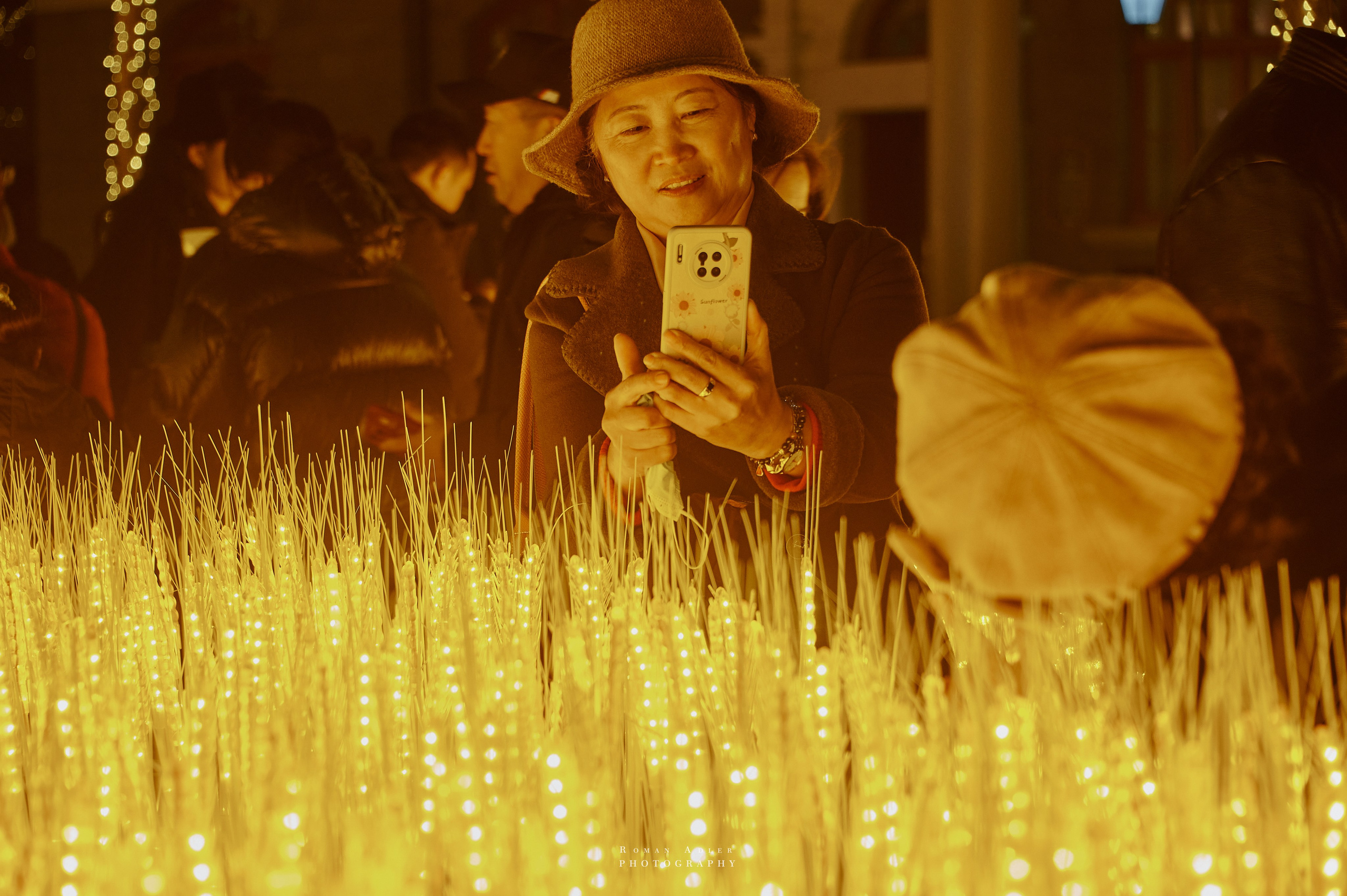 Новогодний вечерний Циндао. Новый год в Китае. Уличные фото Китая. Фотограф Роман Адлер. Фотопроект Китай русский взгляд. Уличная новогодняя иллюминация в Китае.