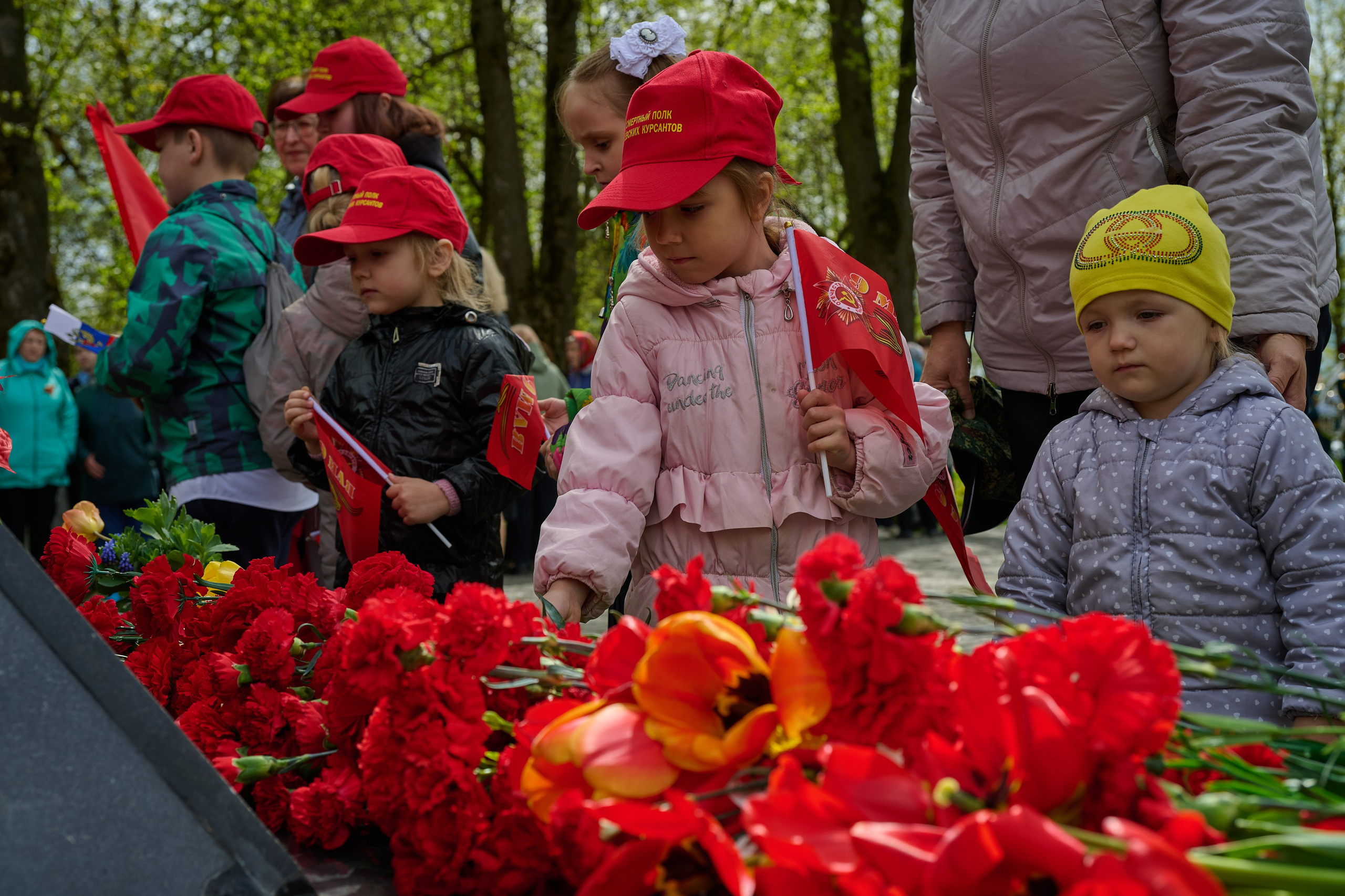 Памяти подвигу Кремлевских курсантов. Ярополец. Фотограф Роман Адлер