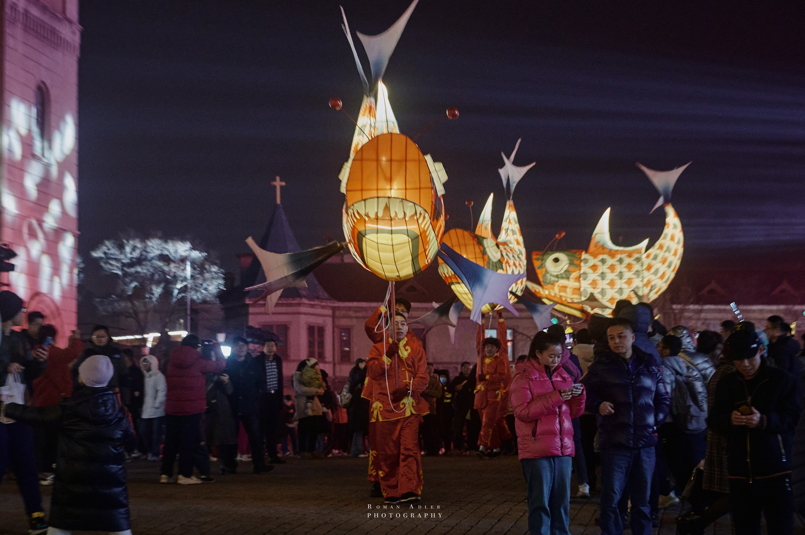 Шествие с карпами. Уличные фото Китая. Новый год и праздники в Циндао. Фотограф роман Адлер. Фотопроект Китай русский взгляд