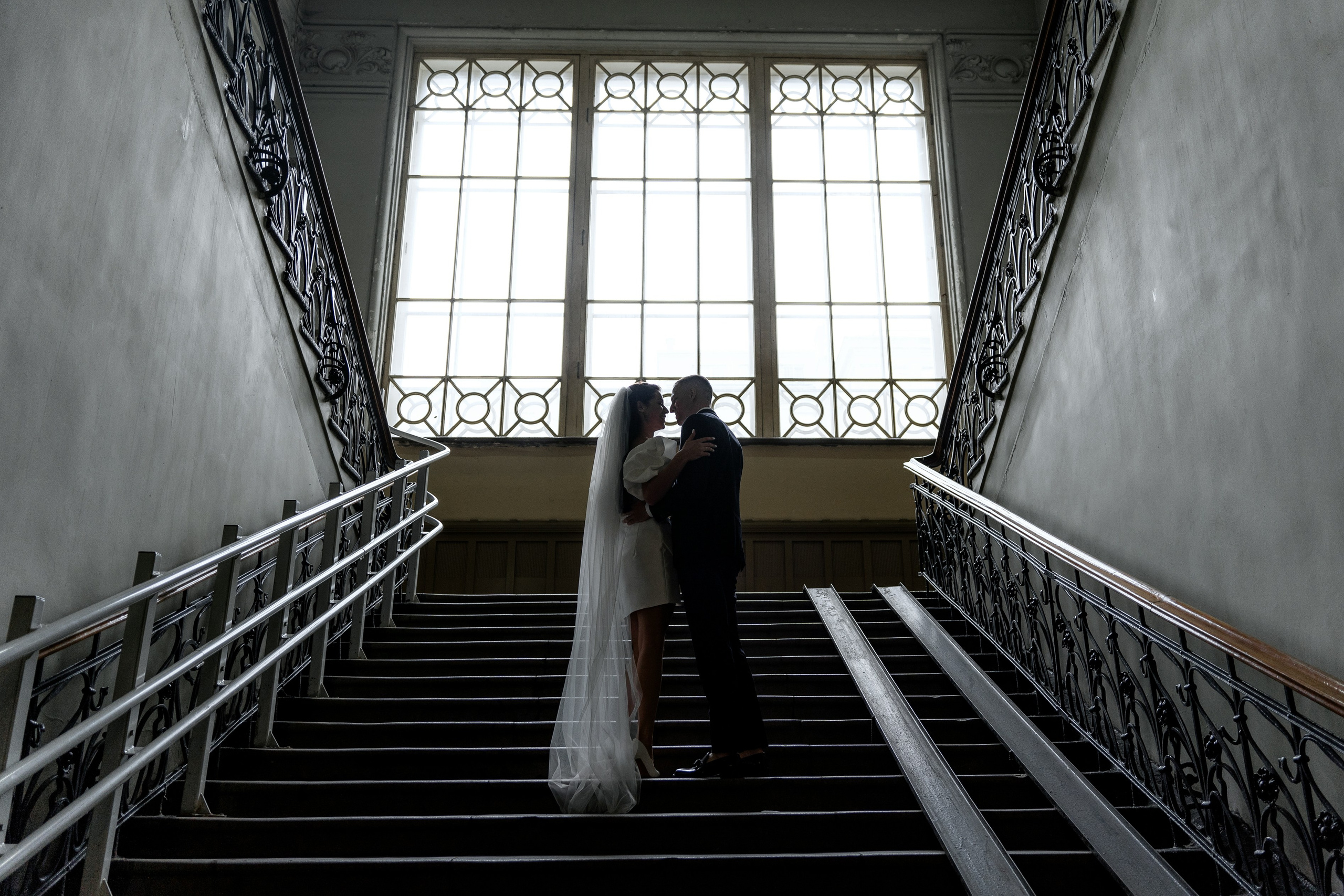 жених и невеста на лестнице Витебского вокзала