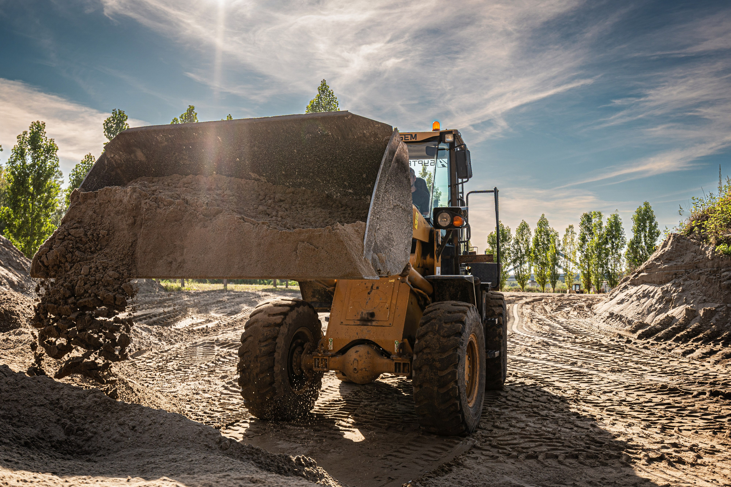 Крупный план: погрузчик в карьере с песком за погрузкой