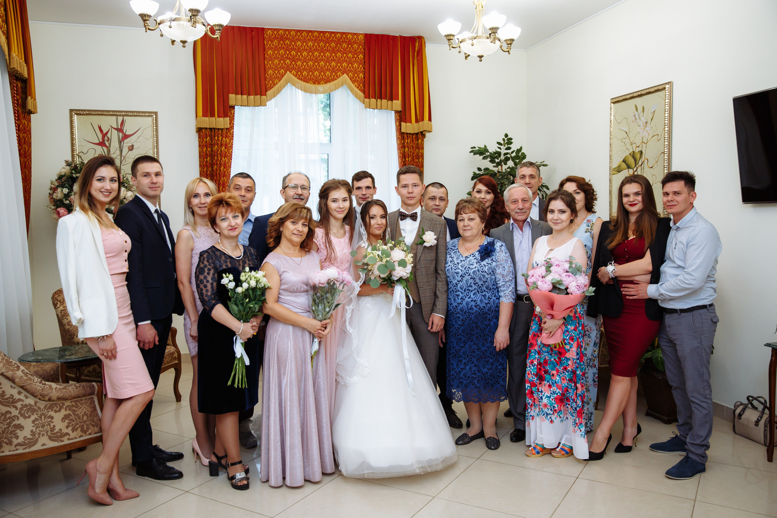 Групповые фотографии с гостями в ЗАГСе на ВДНХ