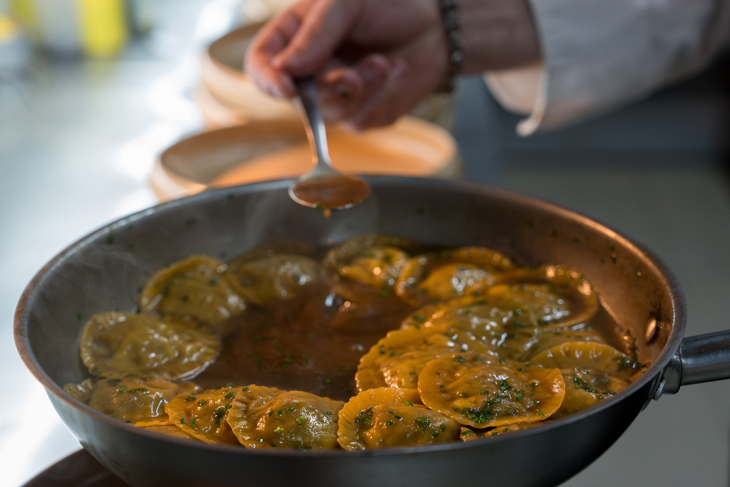 Гастрономический ужин «Лесная Италия» с Мирко Дзаго в ресторане RiverSide. Репортажный фотограф в Красной Поляне и Сочи Павлюченко Екатерина