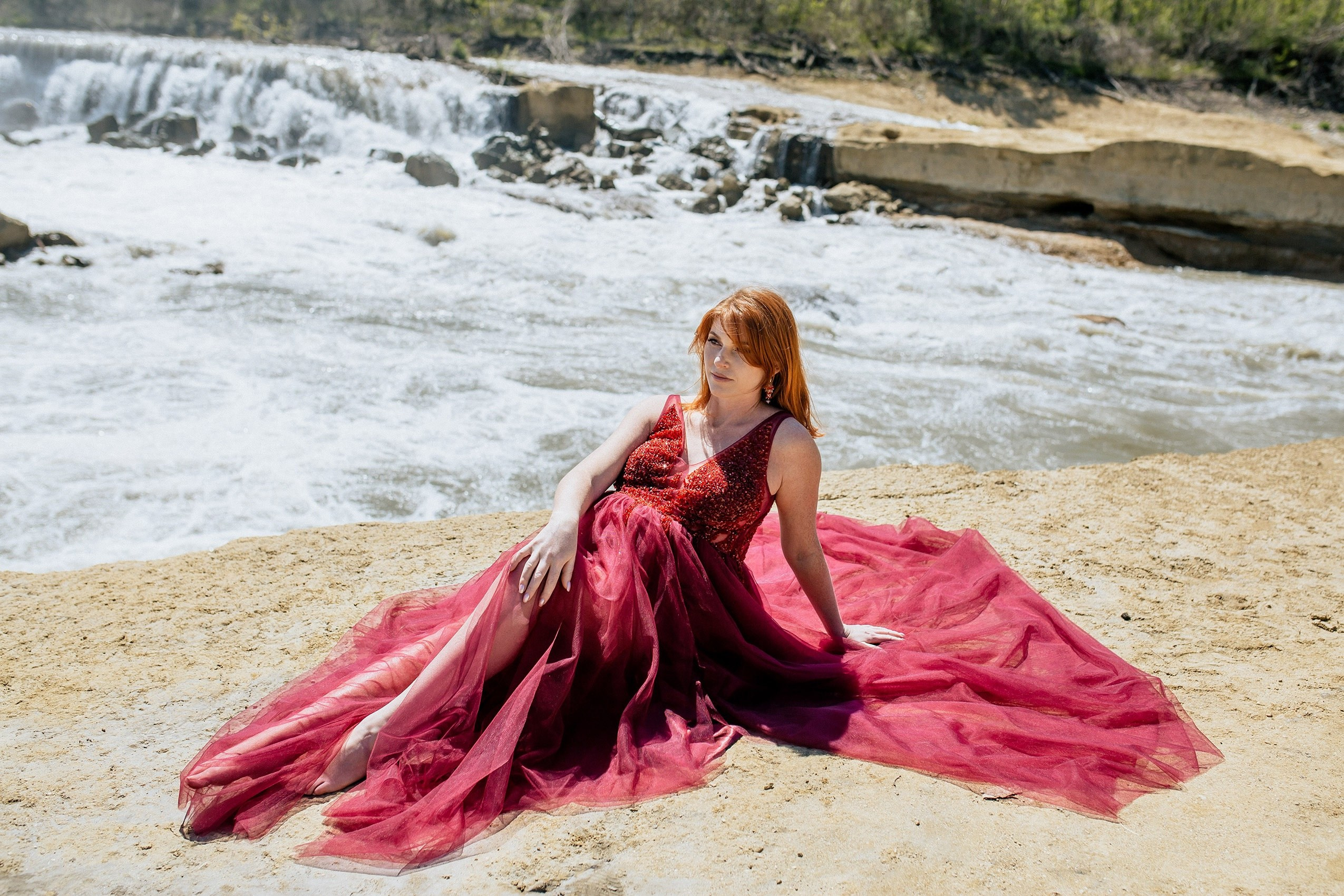 Фотосессия девушки на большом сроке у водопада