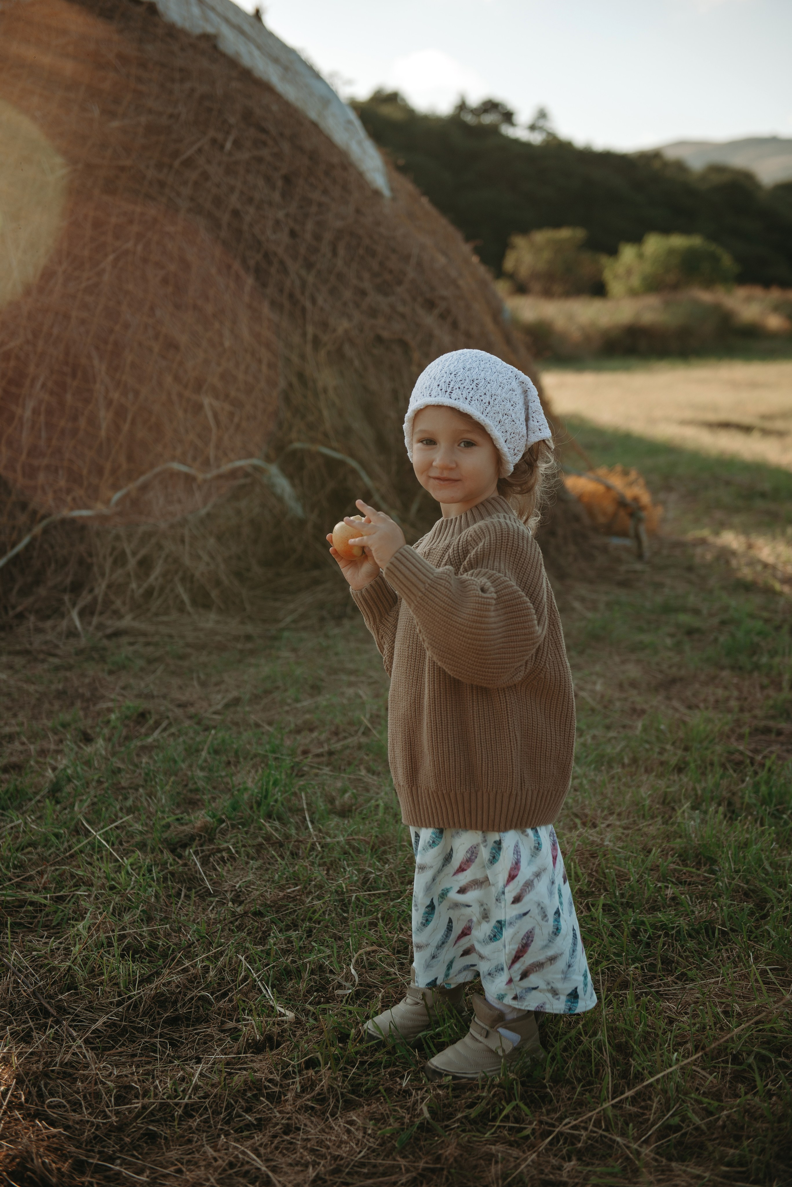 Дениска и Пелагея на сенокосе. Ирина Метелица фотограф на Шикотане