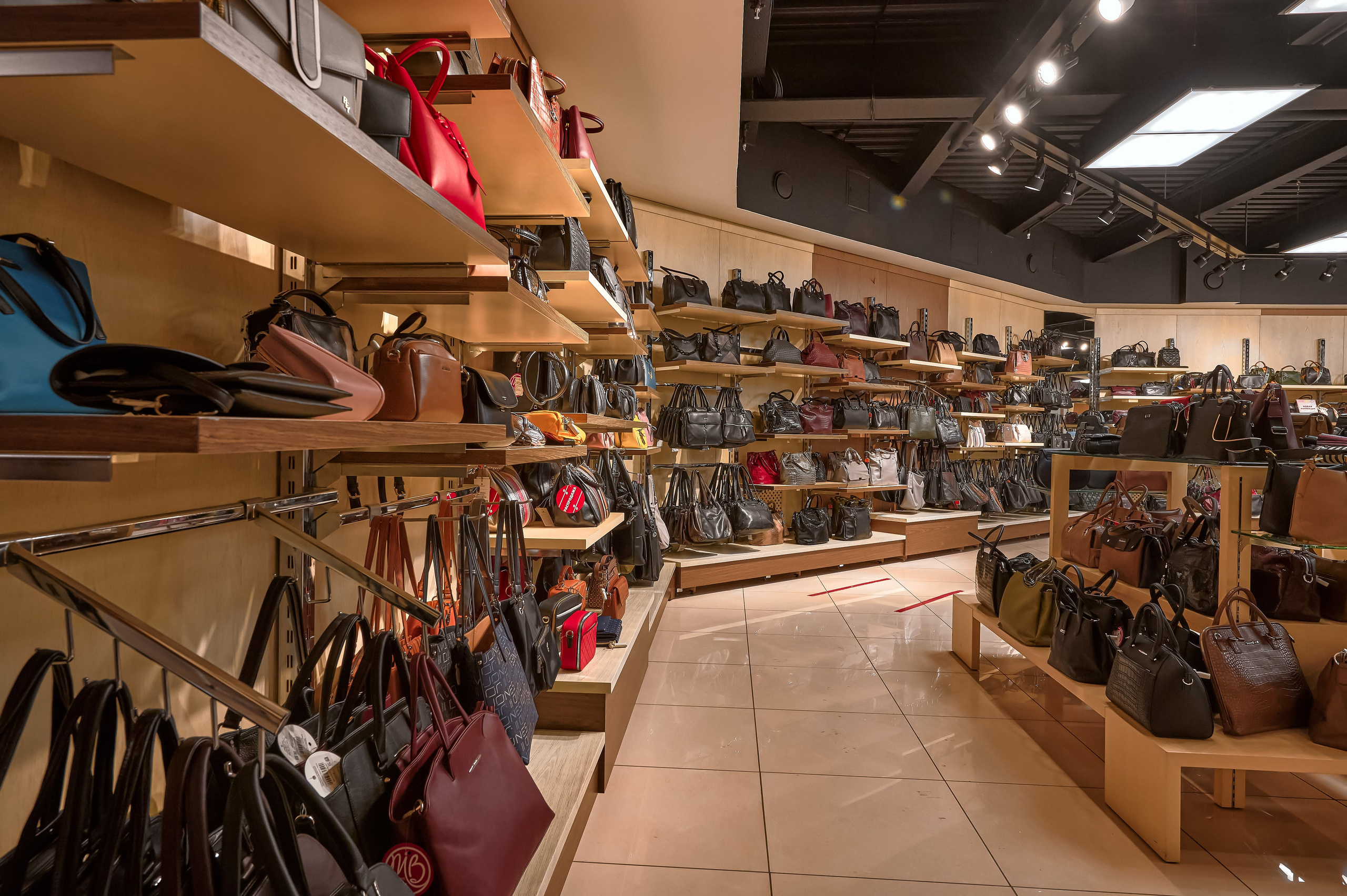 Портфолио по интерьерной и экстерьерной фотосъёмки: Мир сумок — Левый берег. Фотограф Яковлев Роман — Красноярск