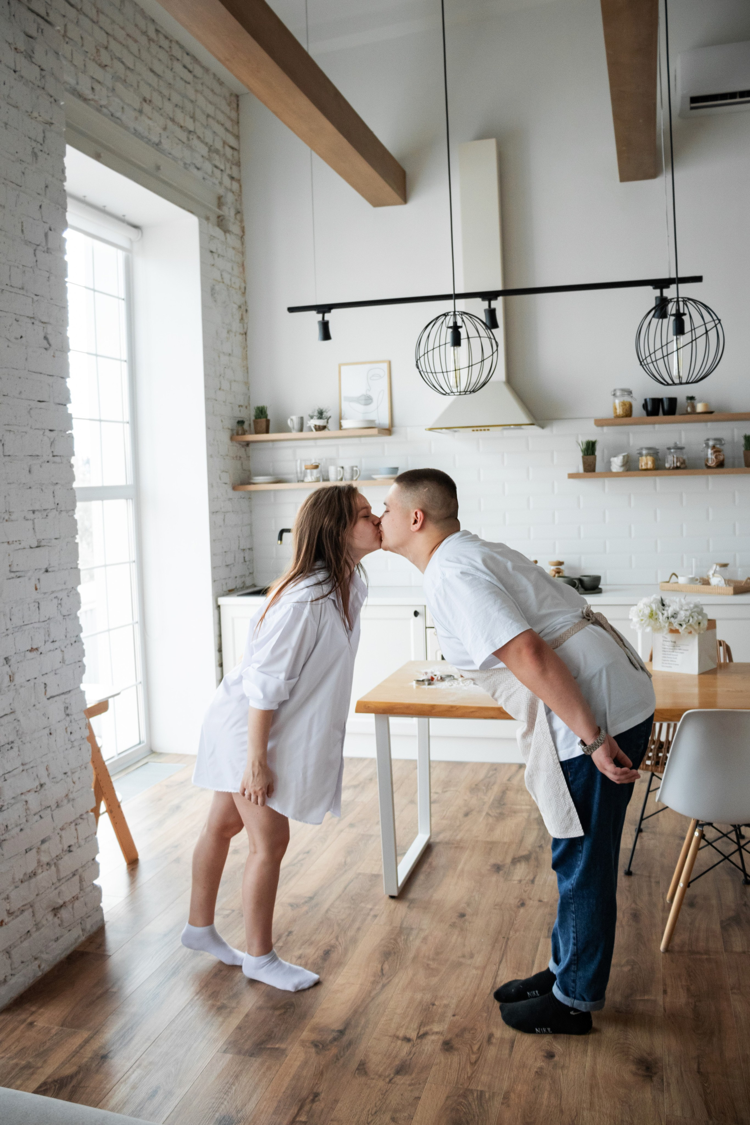 Студийная фотосессия беременной девушки с мужем в домашней обстановке городе Томск