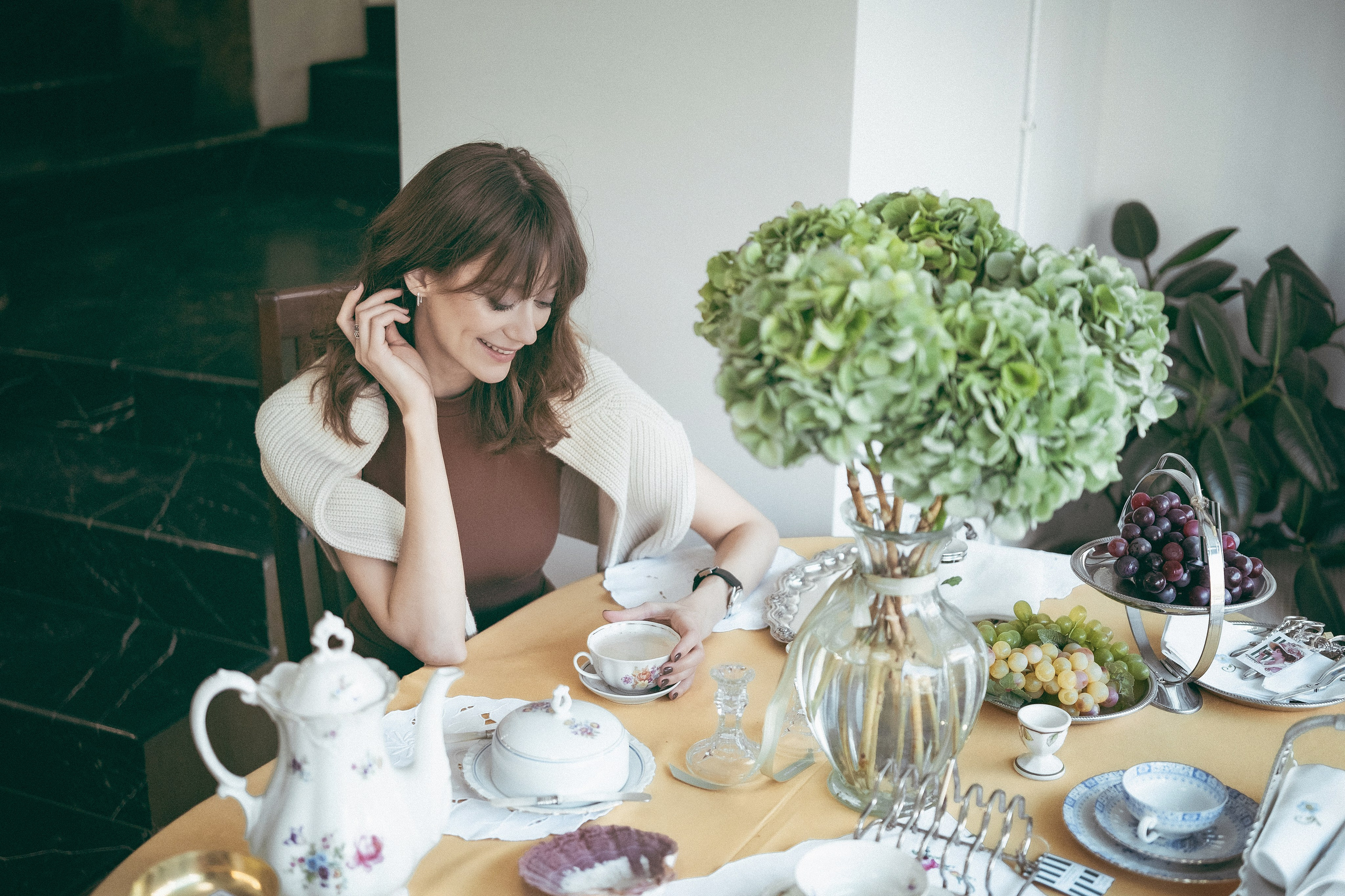 отограф Михаил Гуляев. Фотосессия в Новосибирске. Фотосессия в кофейне. Фотосессия в кафе. 