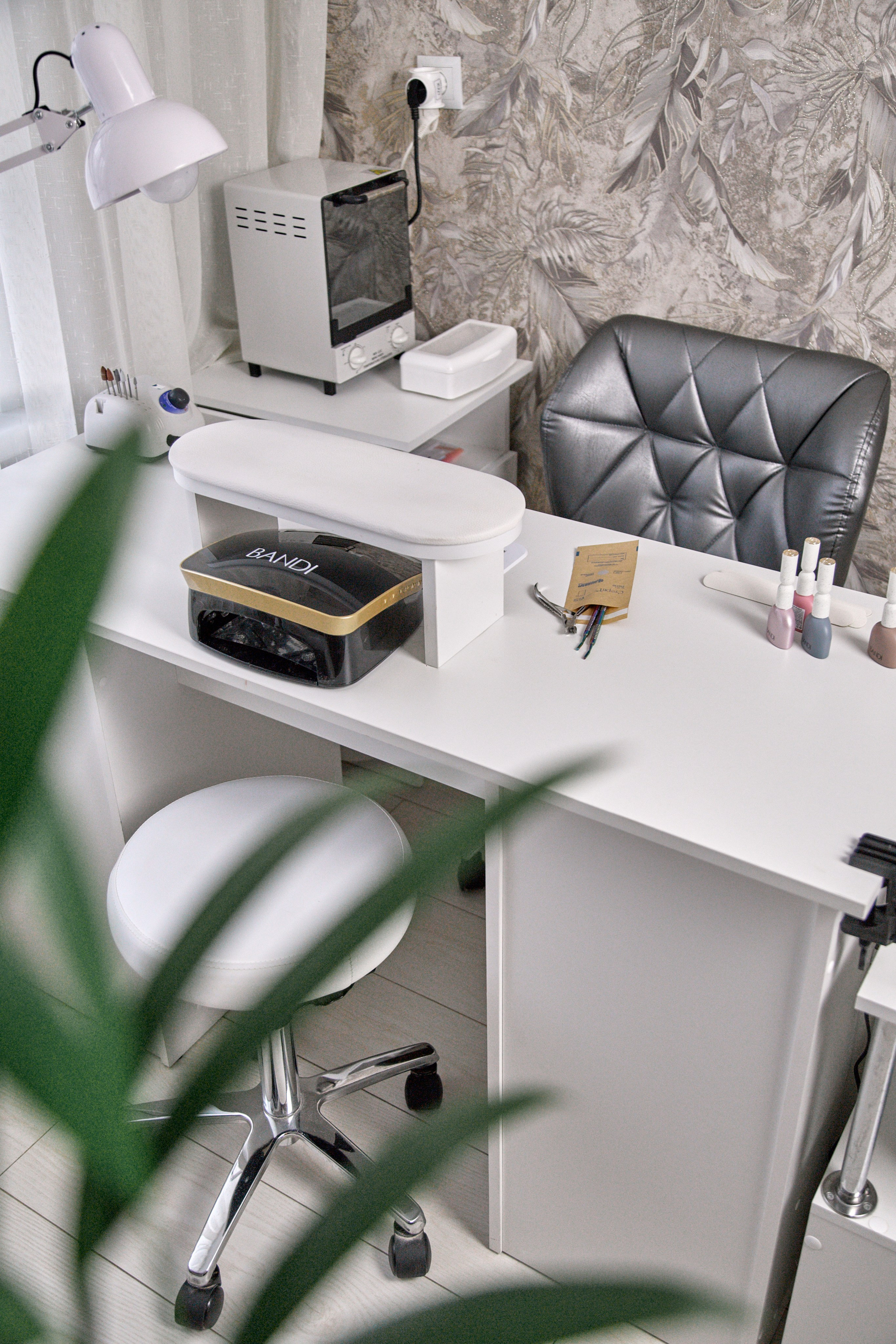 Ольга Валавина — мастер коллаген-педикюра и аппаратного маникюра. Фотограф Челябинск — Кирилл Устюжанин