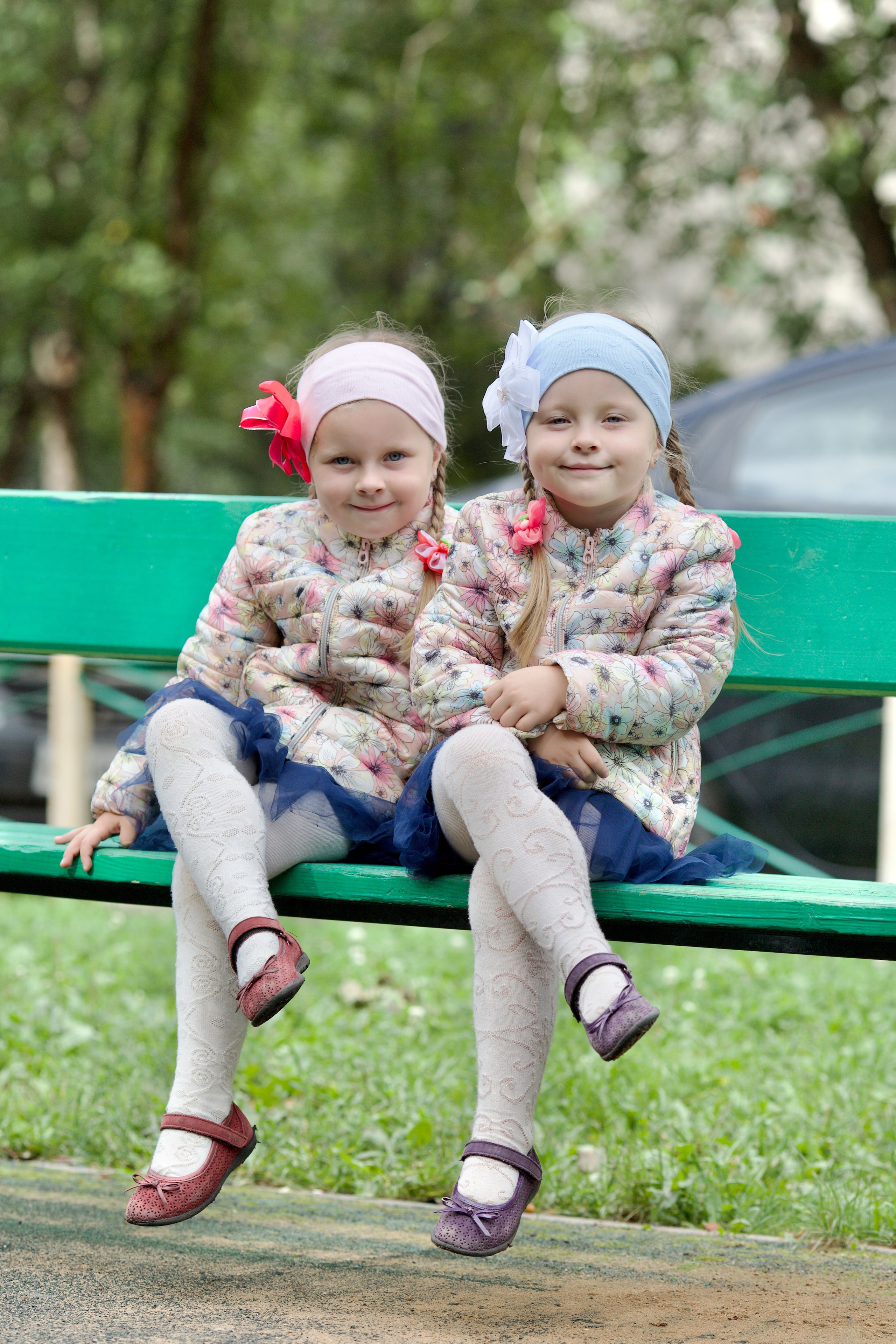 Фотосессия близняшек на детской площадке. Школьные выпускные альбомы в Москве Марина Николаева
