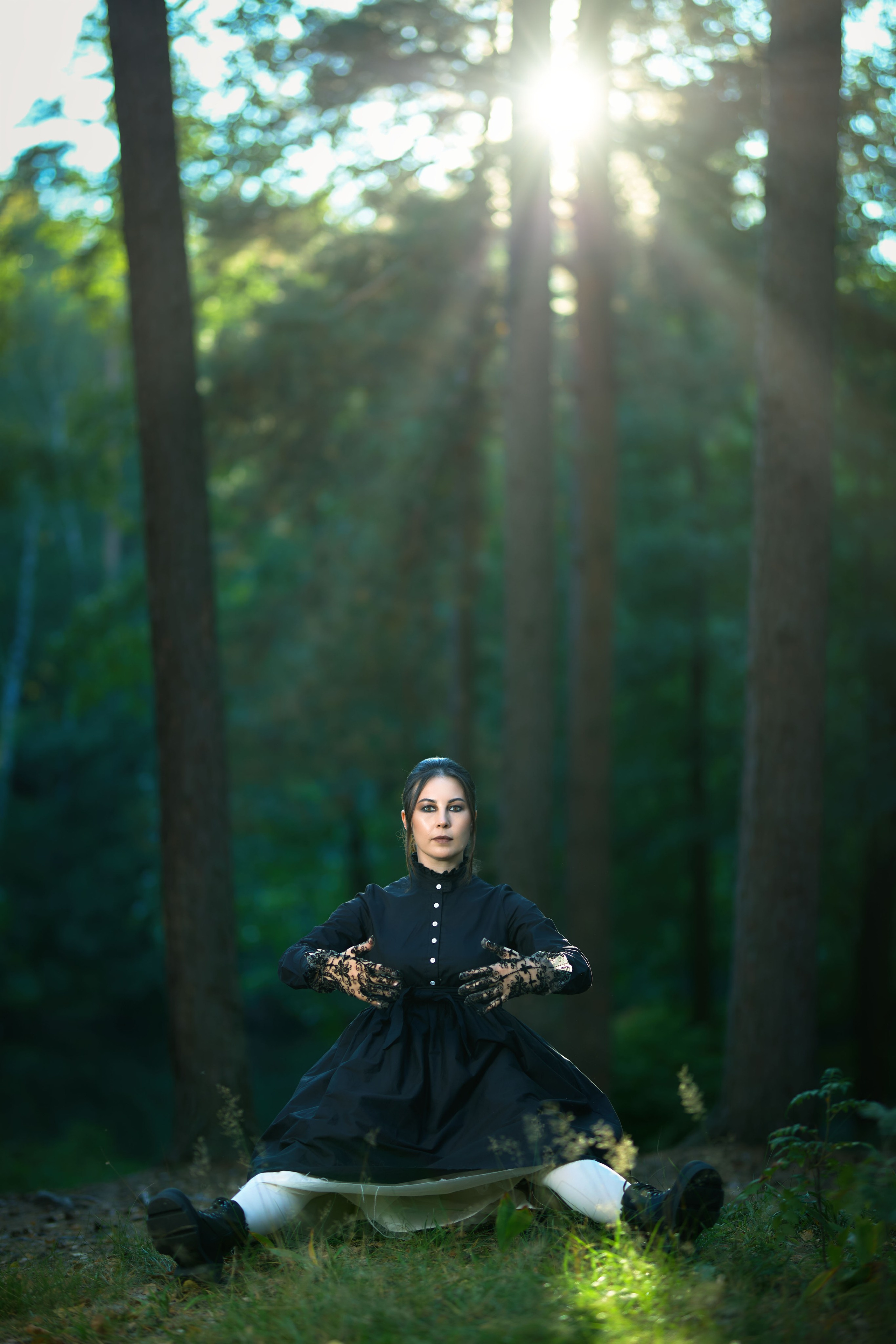 тематическая фотосессия в черном платье в лесу