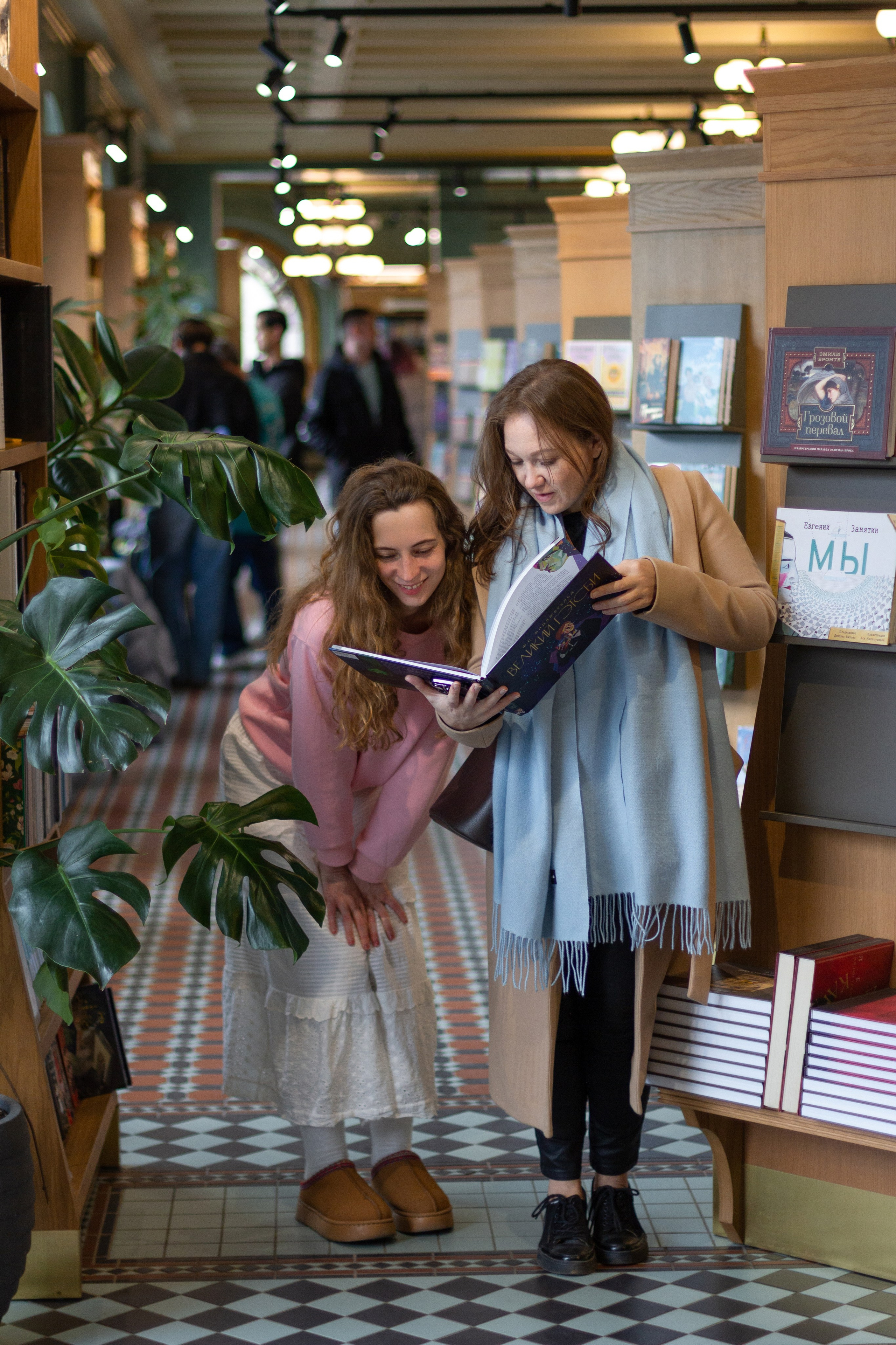 Фотопрогулка по центру Питера с подружками. Портретный и семейный фотограф в Санкт-Петербурге Ульяна Жукова