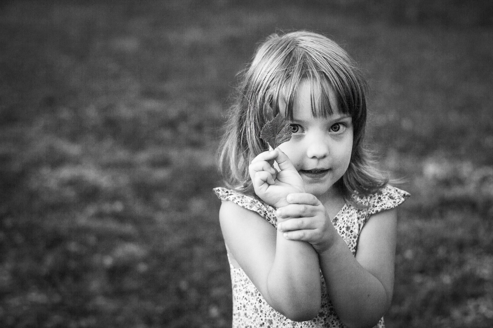 Маленькая жительница Швеции в гостях у бабушки. SaGaFOTO.ru