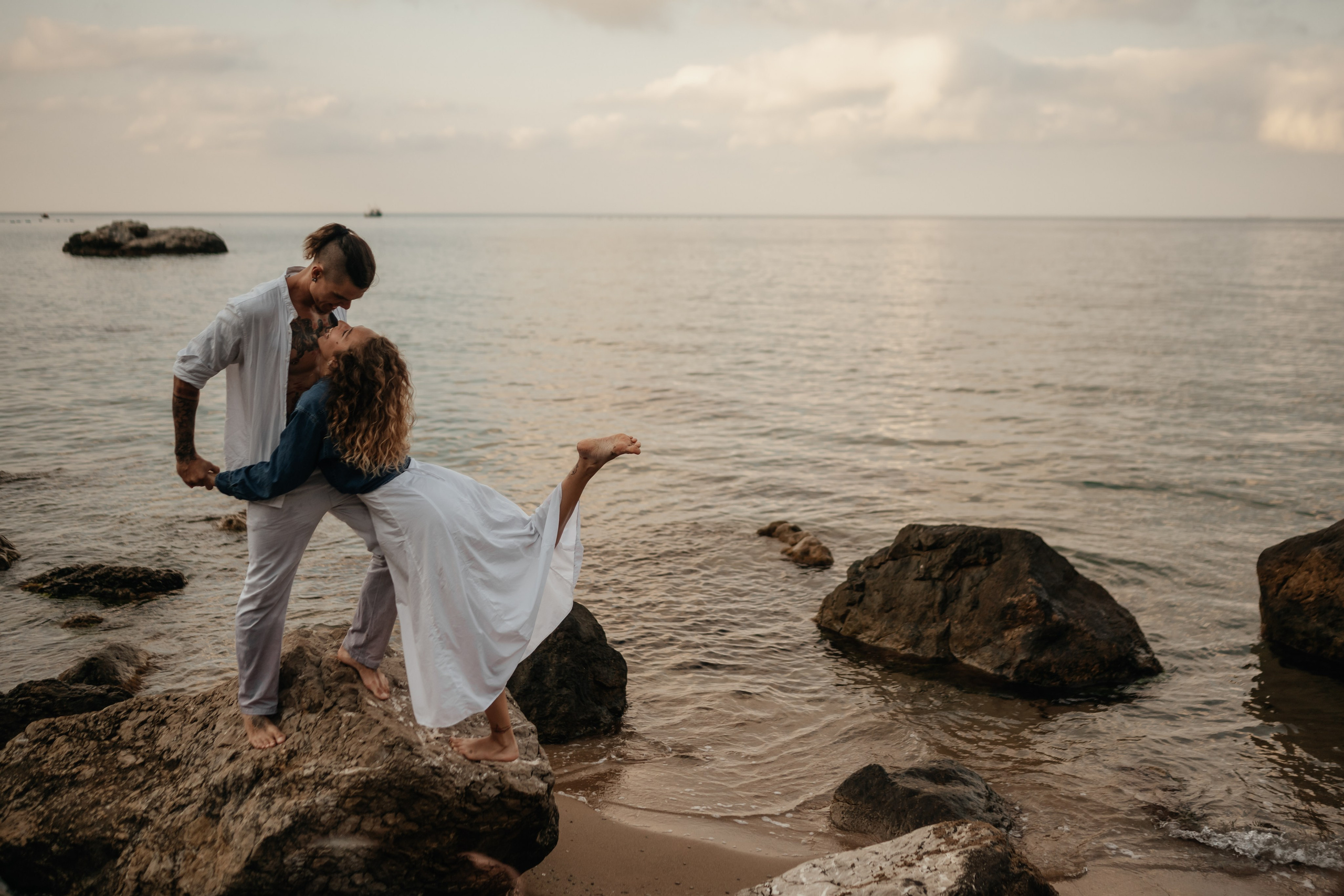 Романтическая фотосессия для влюбленных — Съемка love story | Алена Межевова. Свадебный и семейный фотограф и видеограф в Крыму | Алёна Межевова